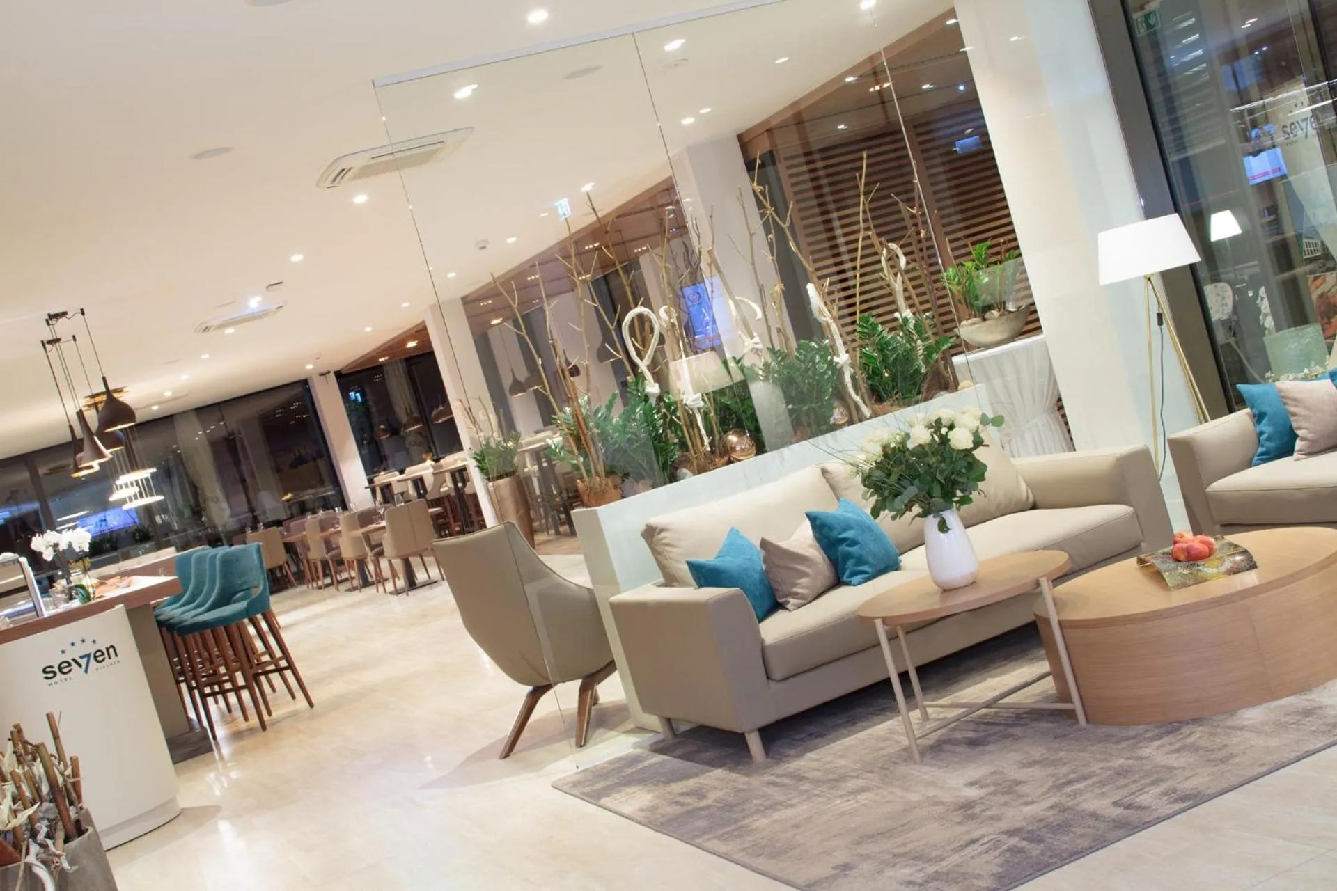 Restaurant/places to eat in Hotel Seven