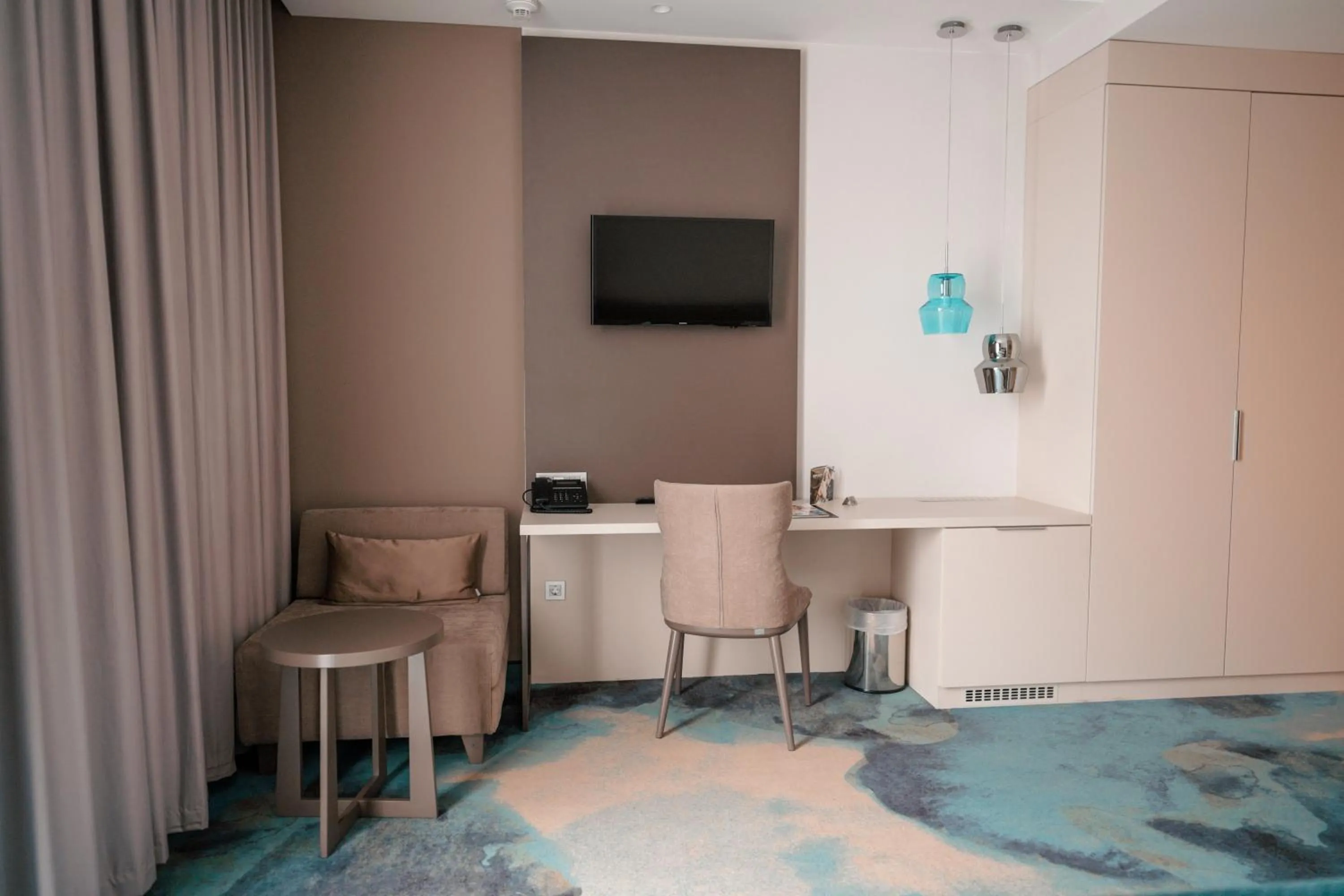 Photo of the whole room in Hotel Seven