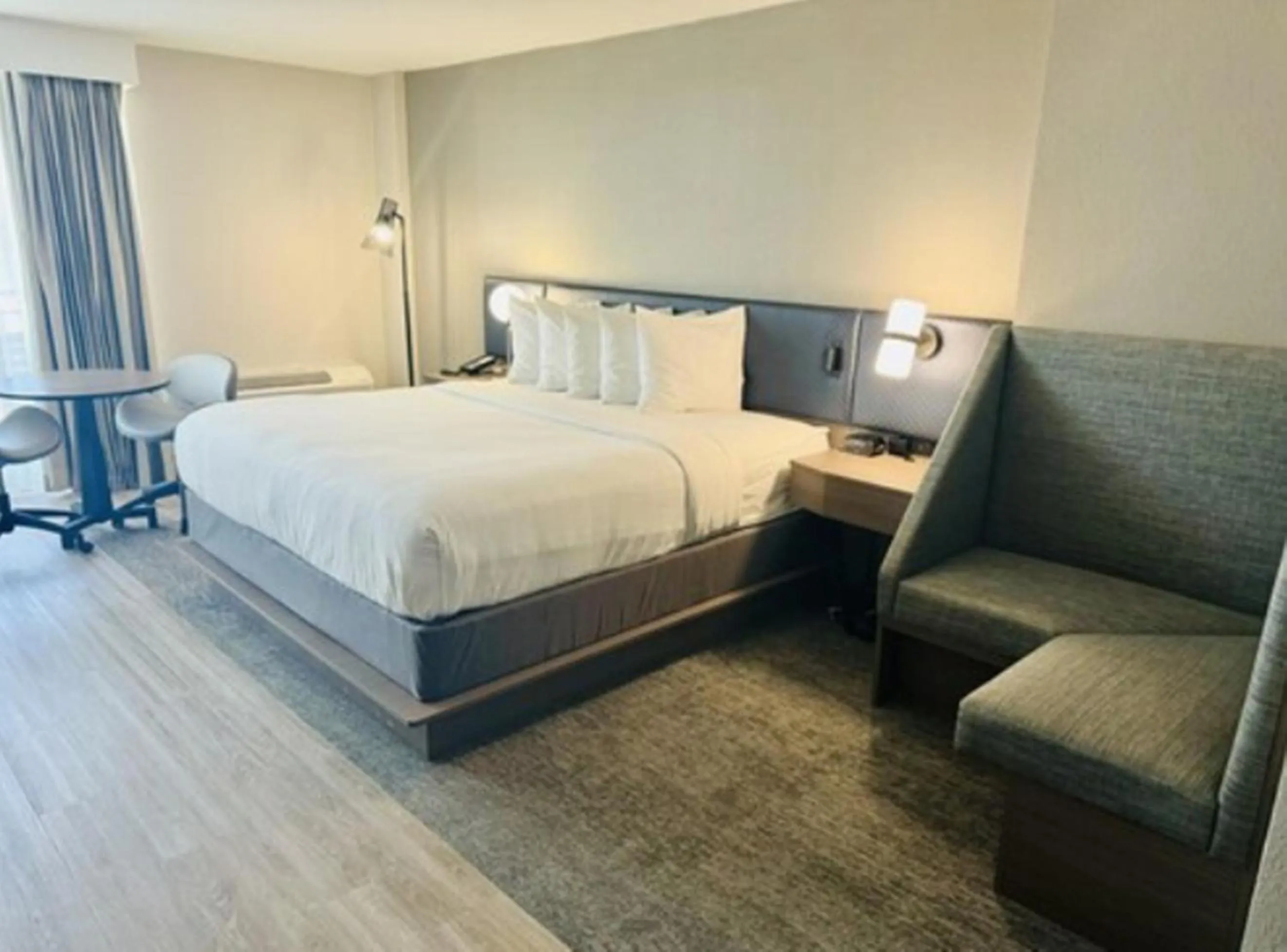 Bedroom, Bed in Best Western Aku Tiki Inn