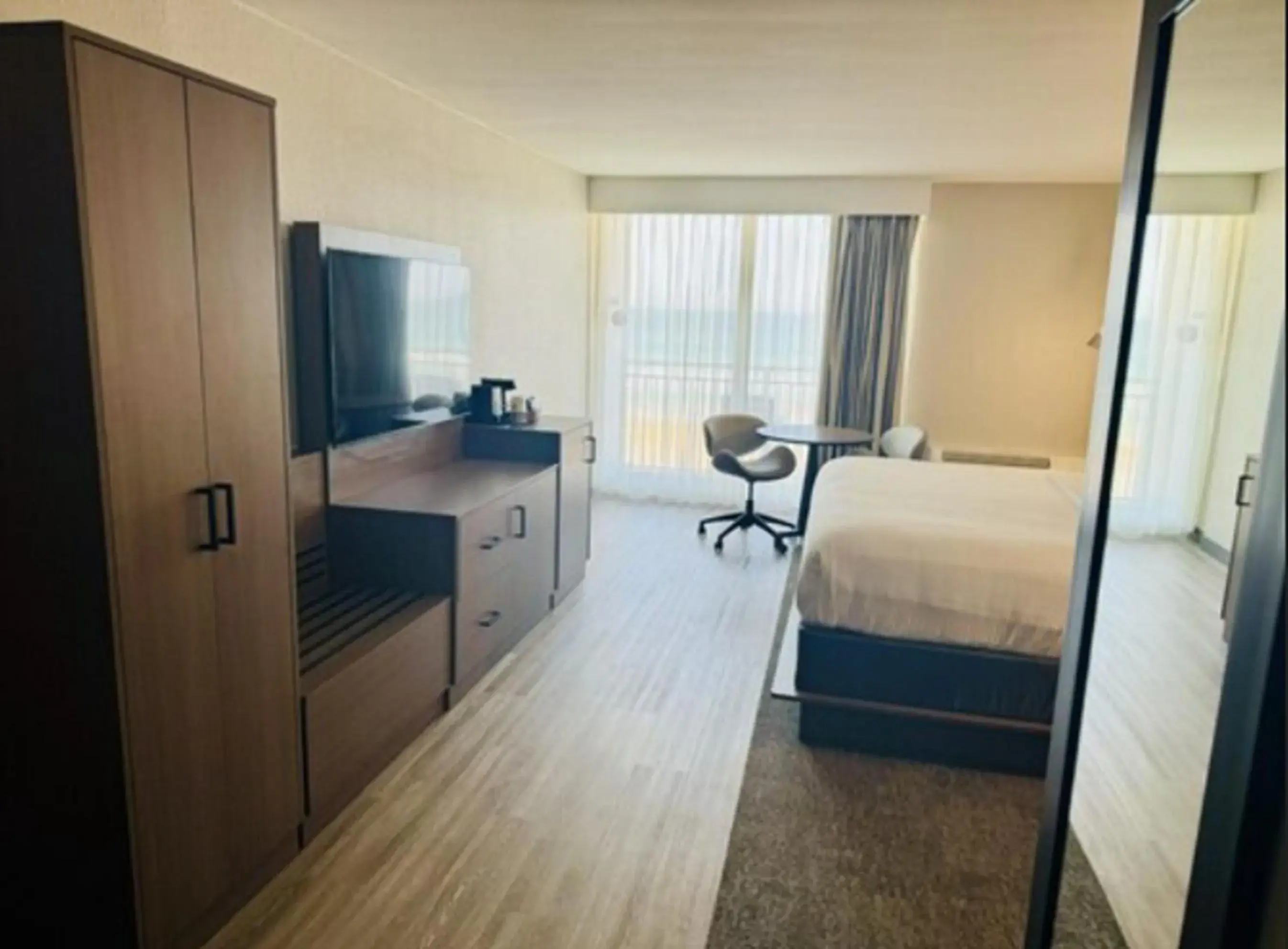 King Room with Ocean or Pool View - Non Smoking in Best Western Aku Tiki Inn King Room with Ocean or Pool View - Non Smoking in Best Western Aku Tiki Inn