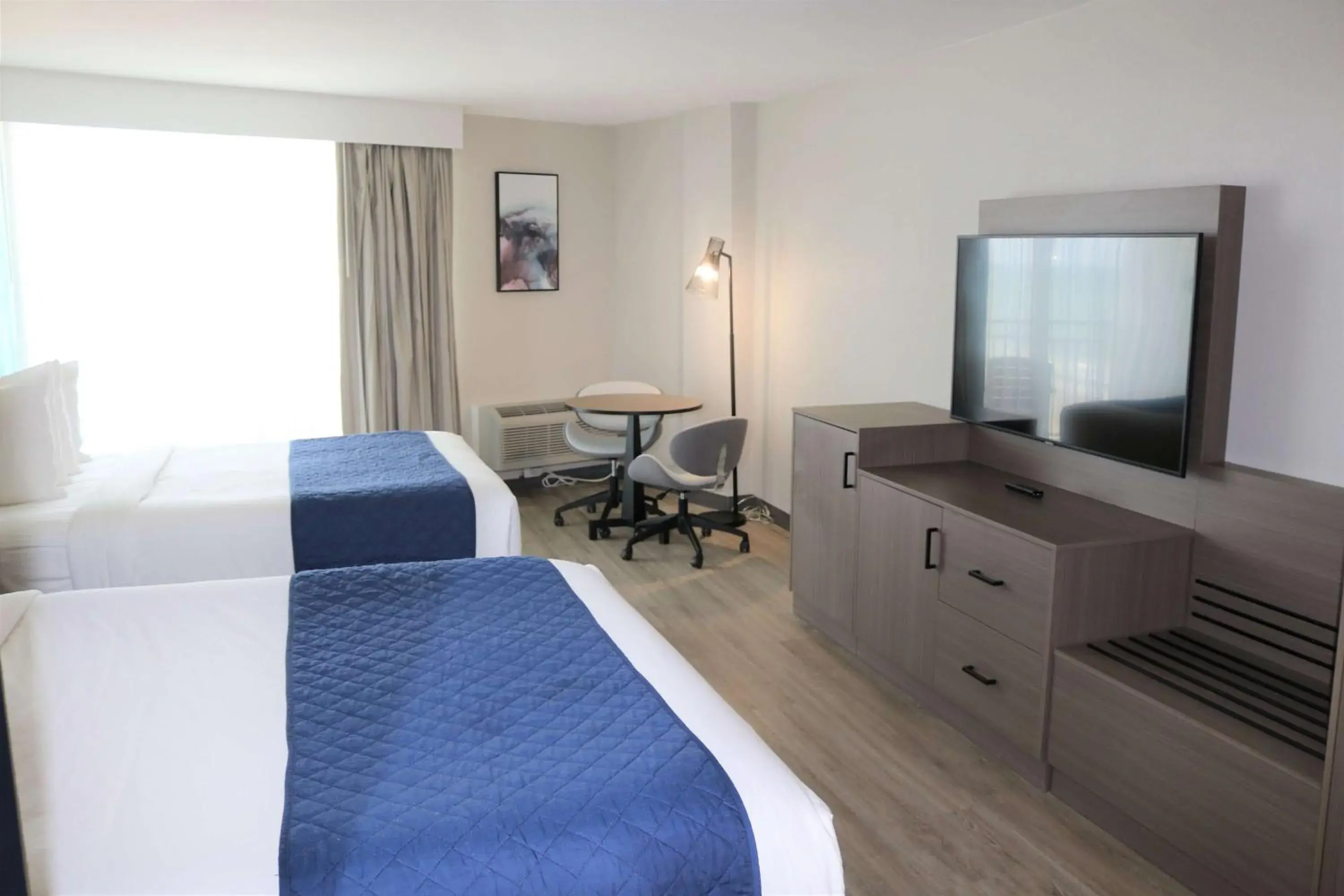 Queen Room with Two Queen Beds and Roll-In Shower - Disability Access/Non-Smoking in Best Western Aku Tiki Inn Queen Room with Two Queen Beds and Roll-In Shower - Disability Access/Non-Smoking in Best Western Aku Tiki Inn