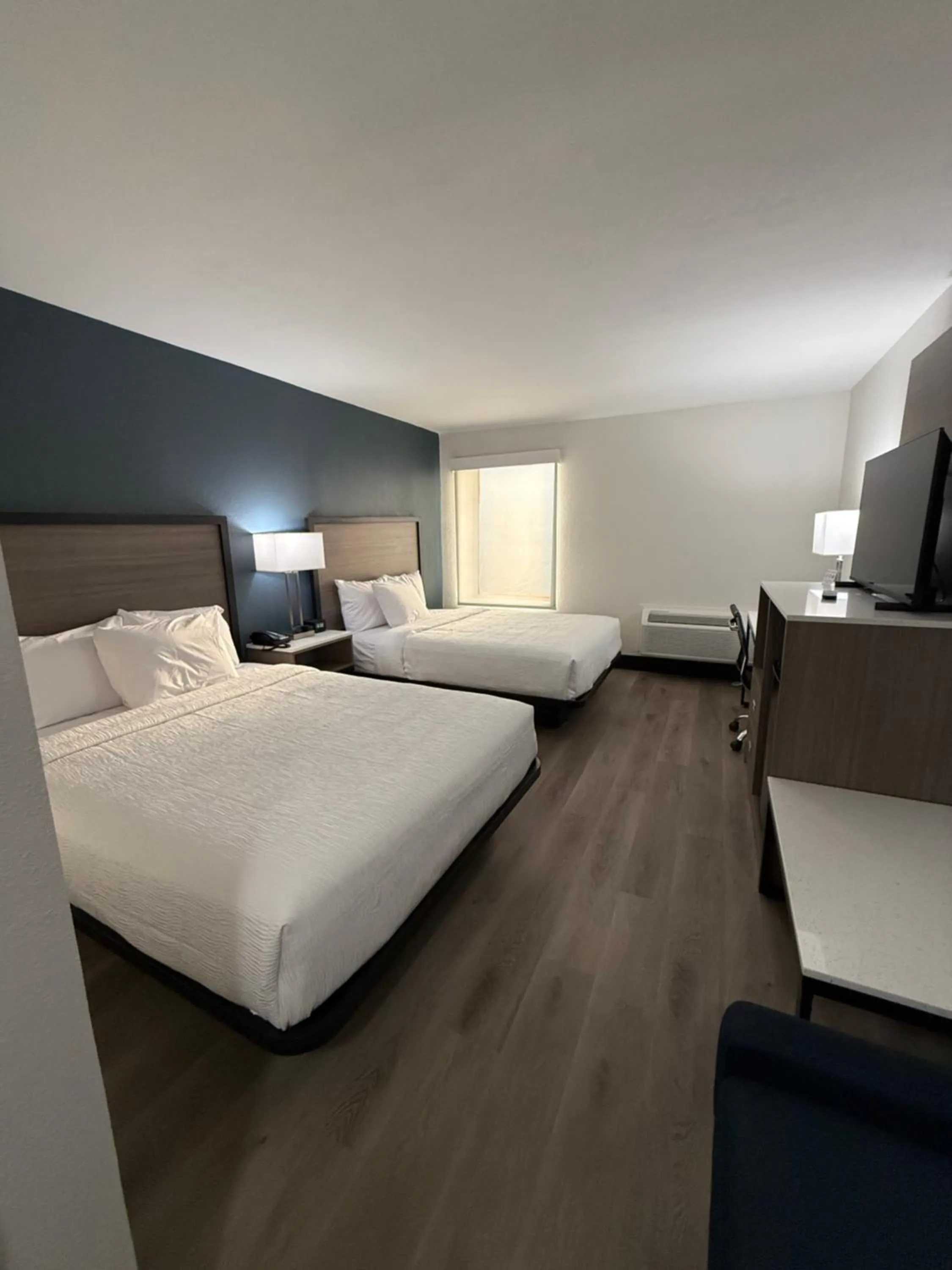 Photo of the whole room, Bed in Baymont by Wyndham Batavia - Darien Lake