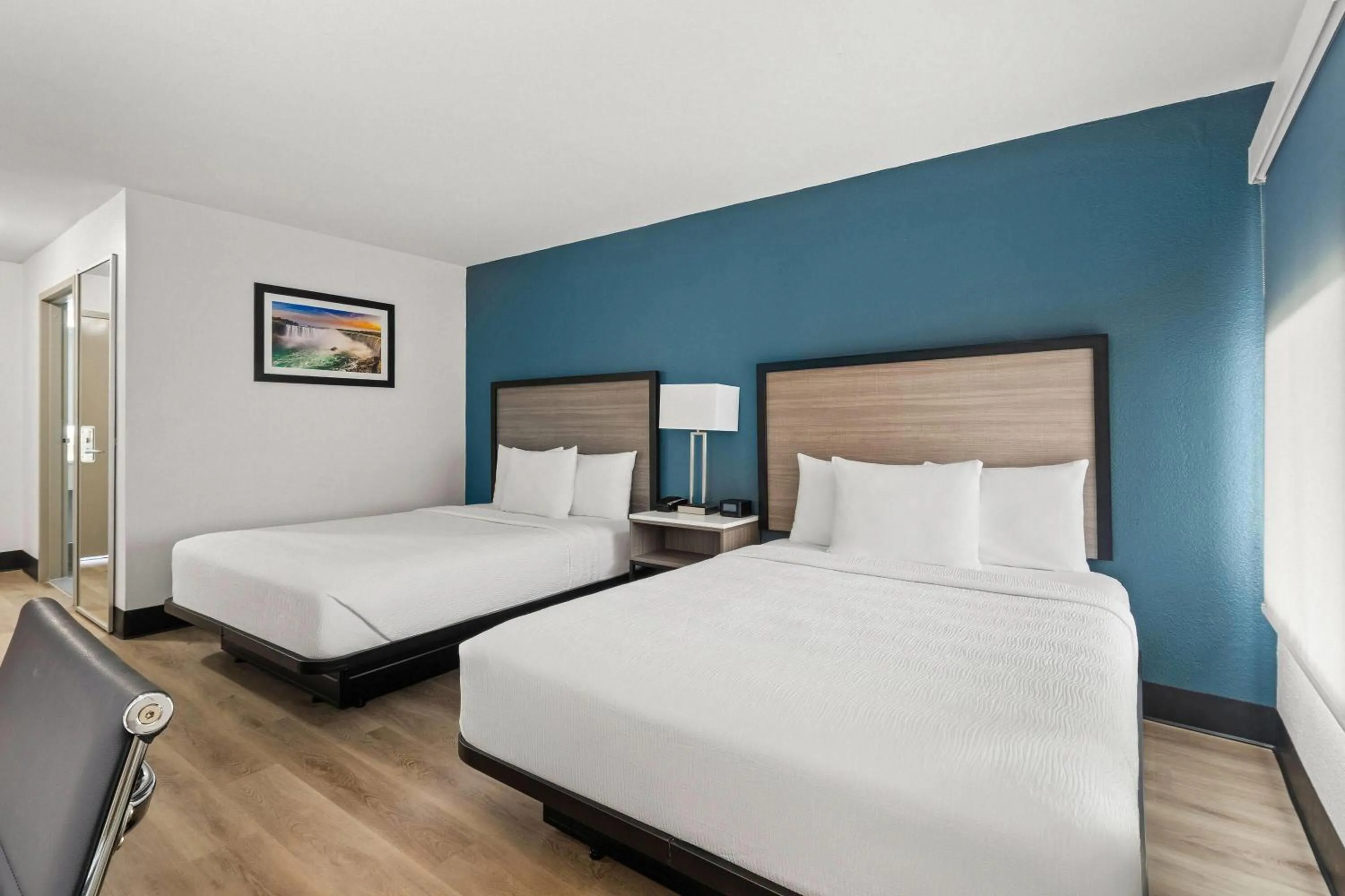 Bed in Baymont by Wyndham Batavia - Darien Lake