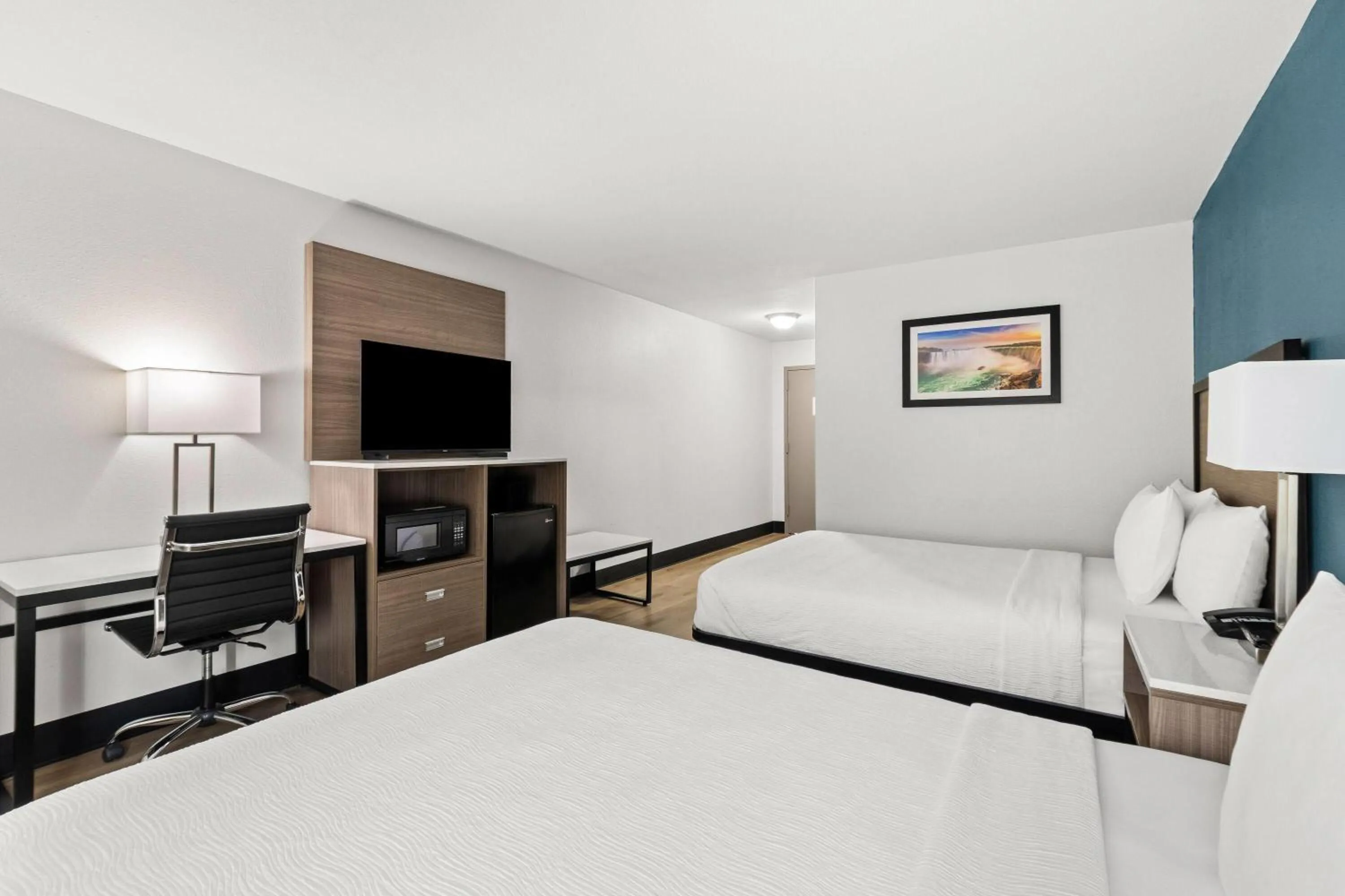 Bed in Baymont by Wyndham Batavia - Darien Lake