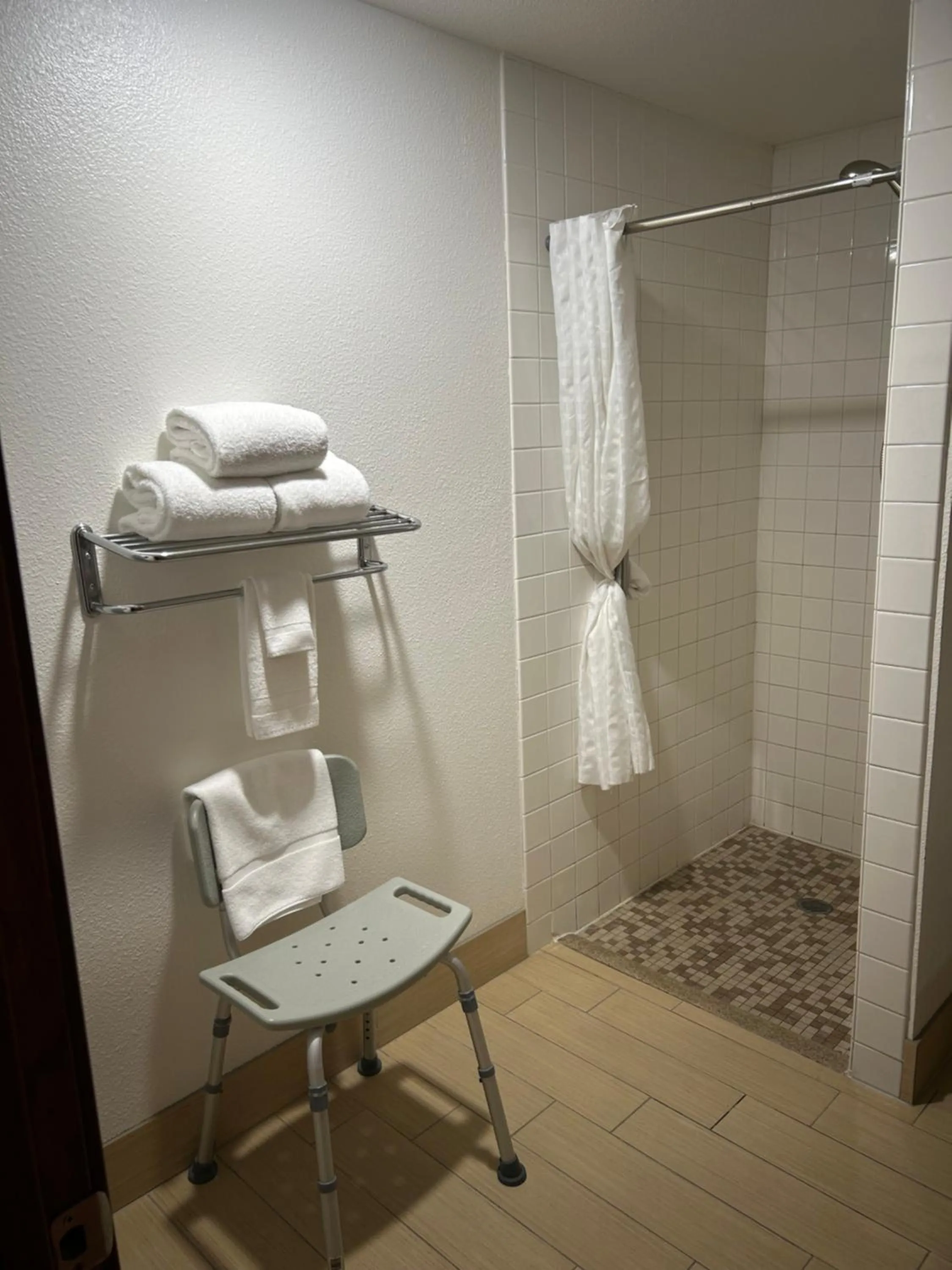 Bathroom in Country Inn & Suites by Radisson, Delta Park North Portland