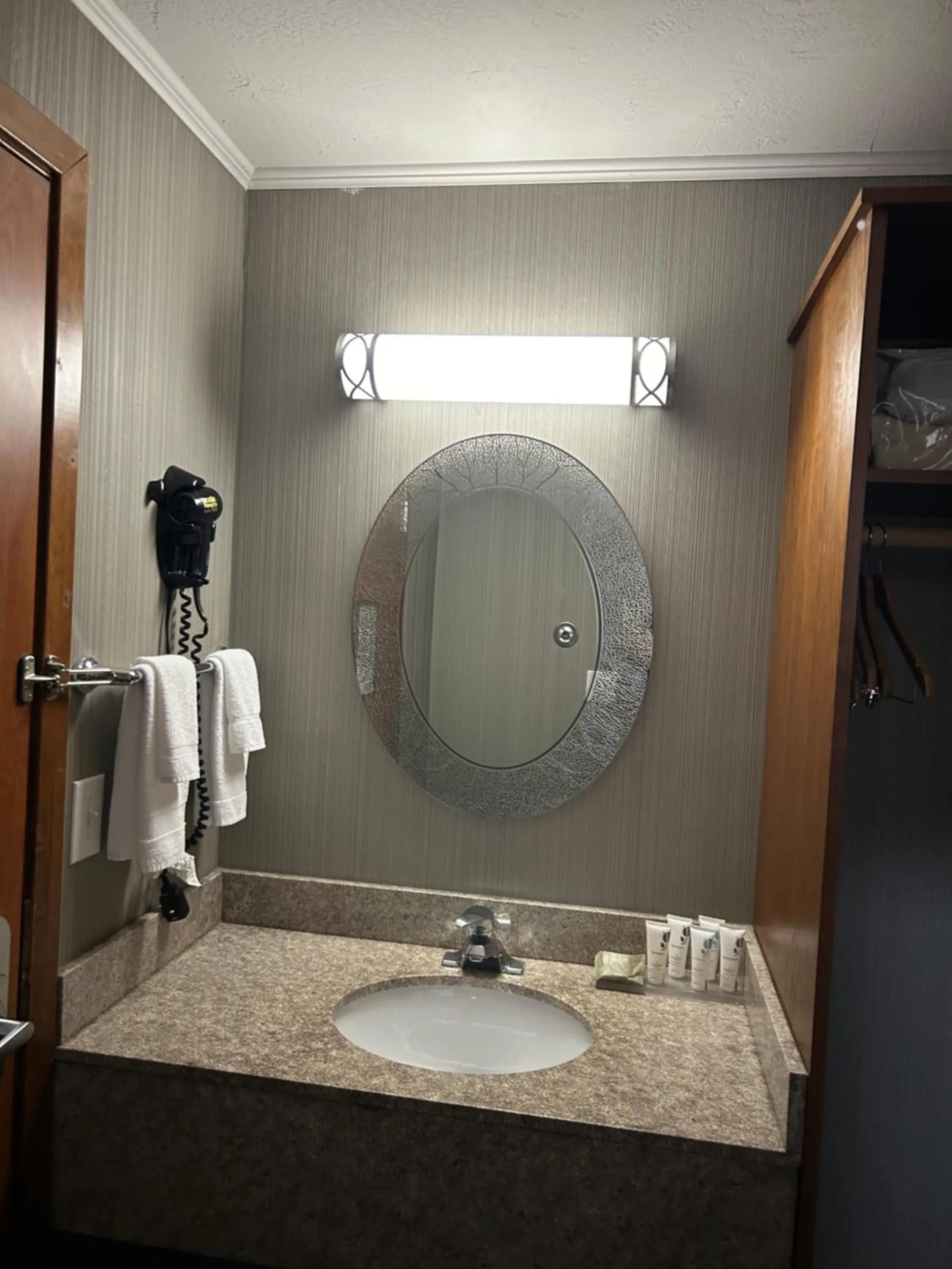 Bathroom in Country Inn & Suites by Radisson, Delta Park North Portland