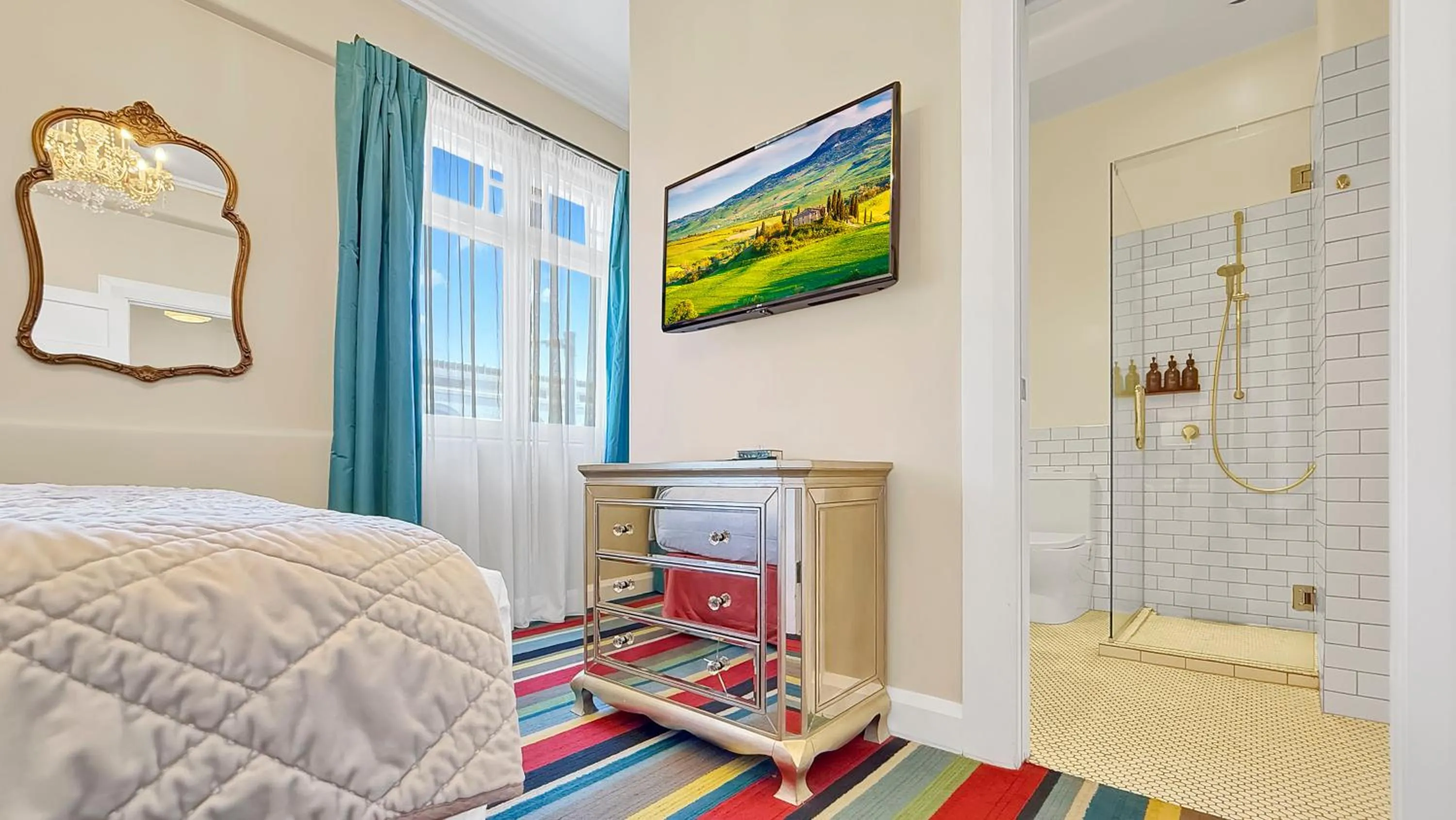 Bathroom, Bed in Art Deco Masonic Hotel