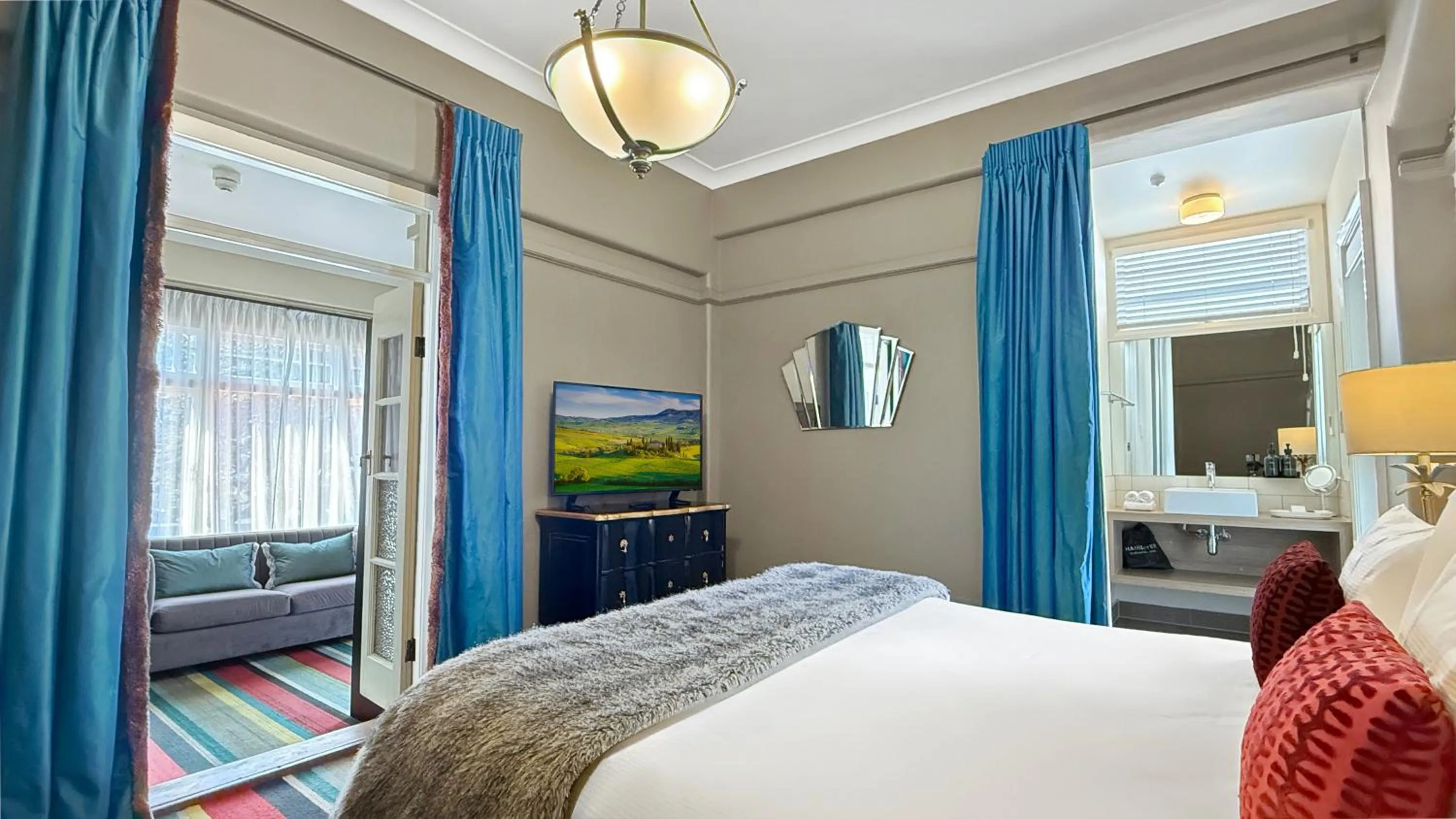 Bathroom, Bed in Art Deco Masonic Hotel