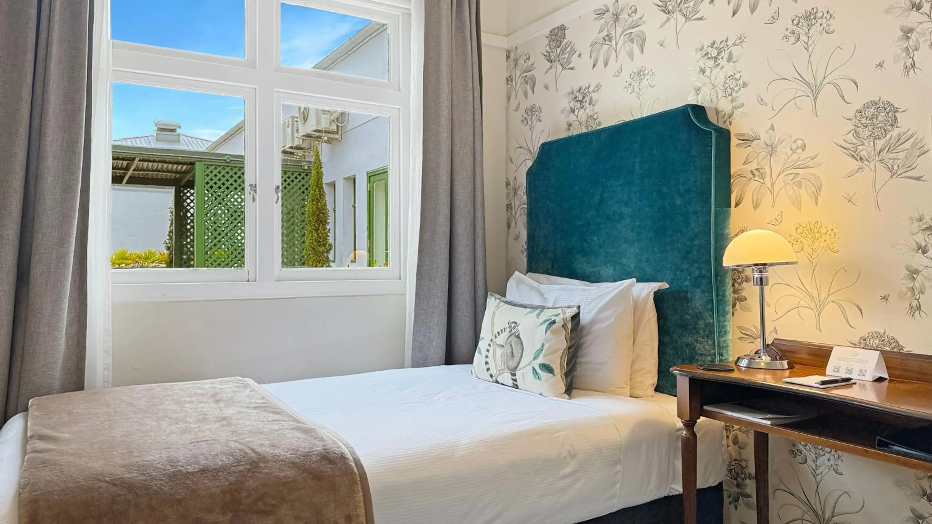 Superior Single Room in Art Deco Masonic Hotel Superior Single Room in Art Deco Masonic Hotel