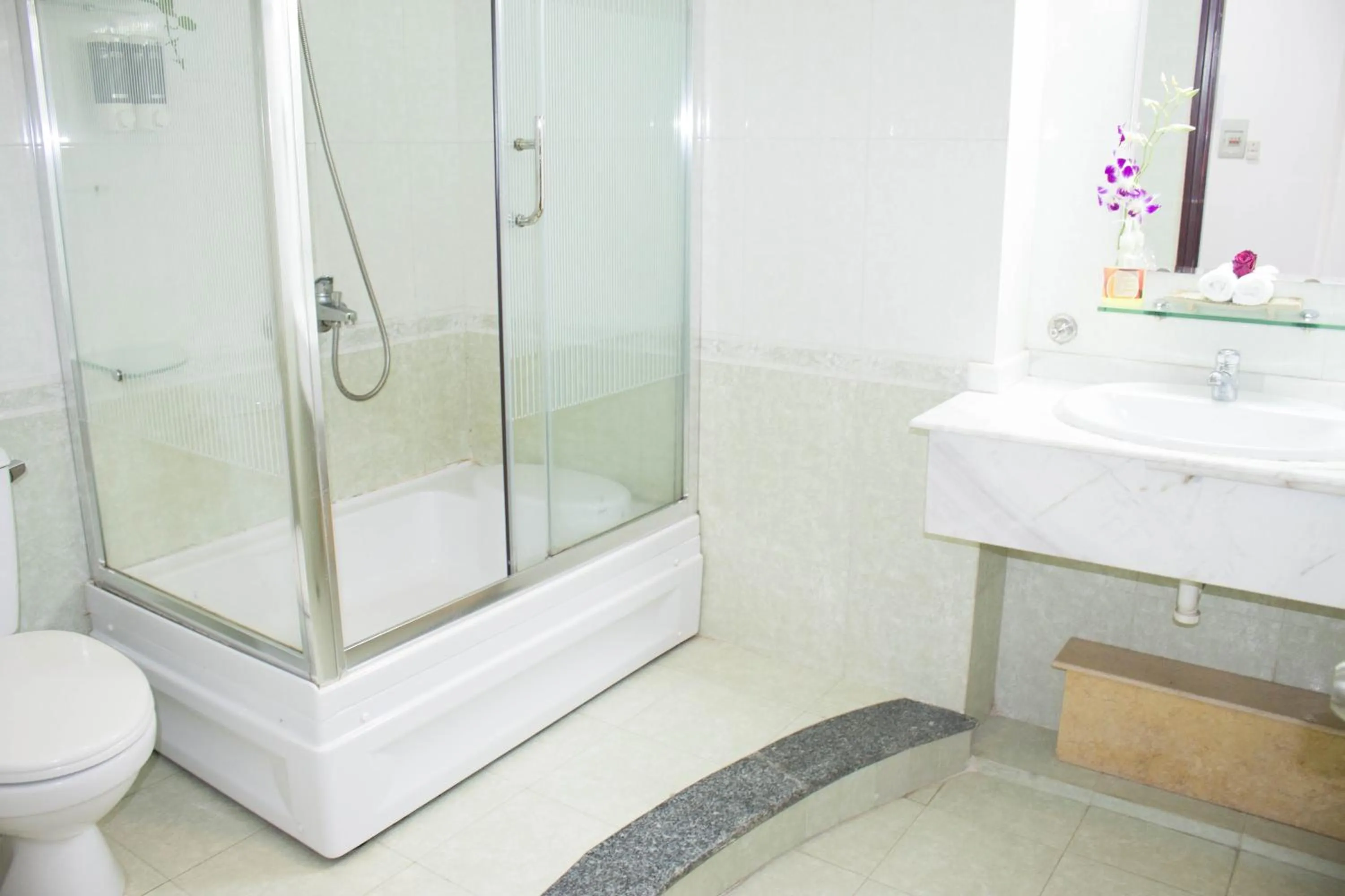 Shower in Hoa Phat Hotel & Apartment