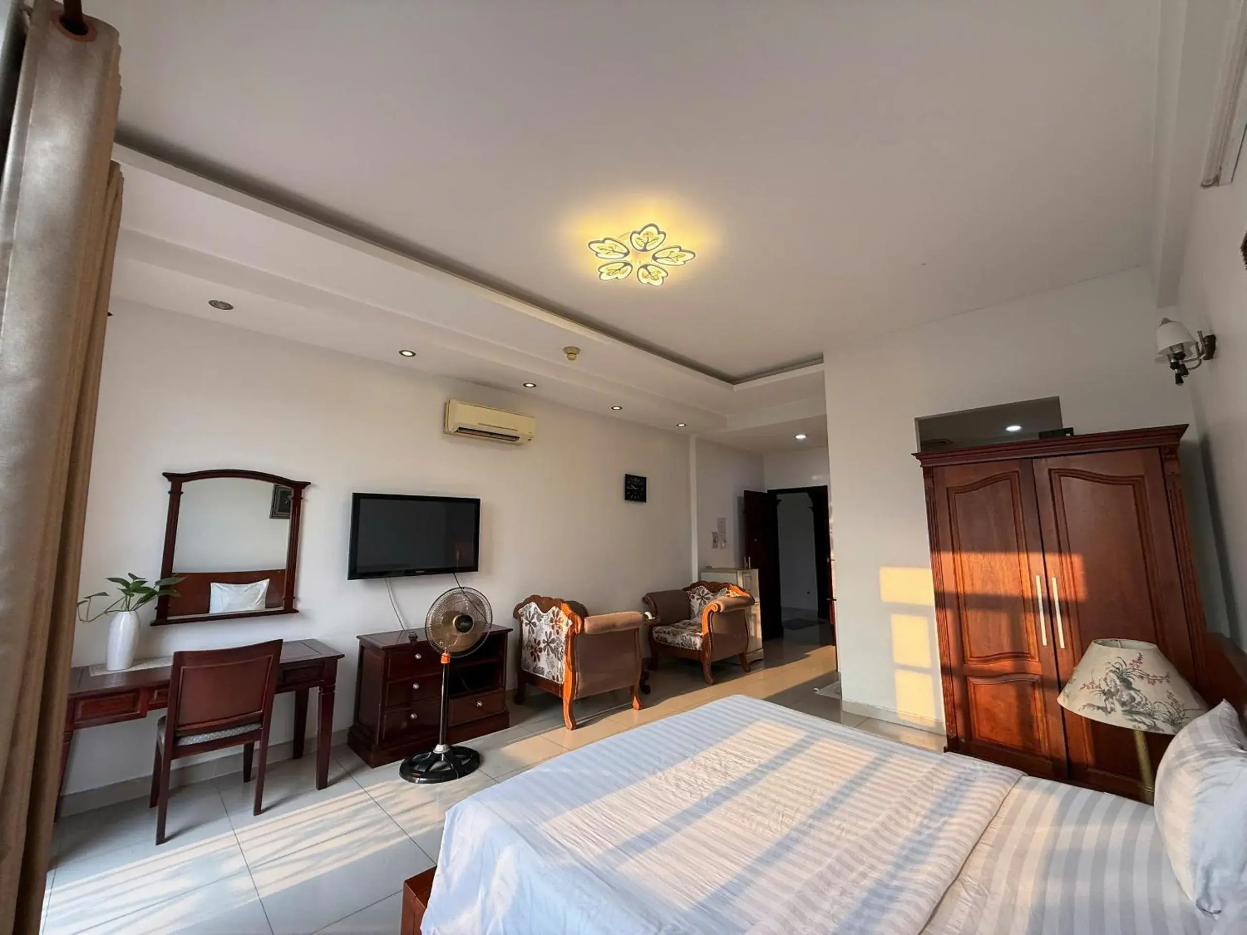 Deluxe Double or Twin Room with River View in Hoa Phat Hotel & Apartment Deluxe Double or Twin Room with River View in Hoa Phat Hotel & Apartment