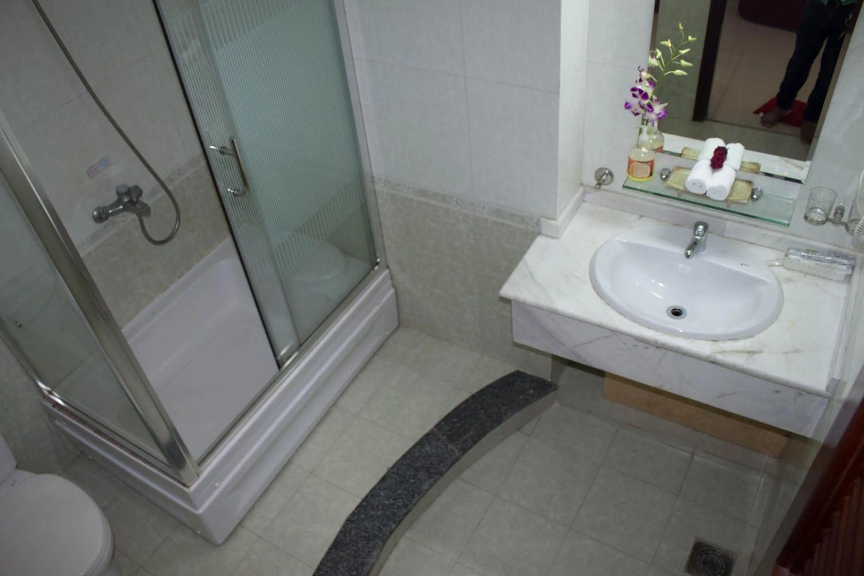 Shower in Hoa Phat Hotel & Apartment