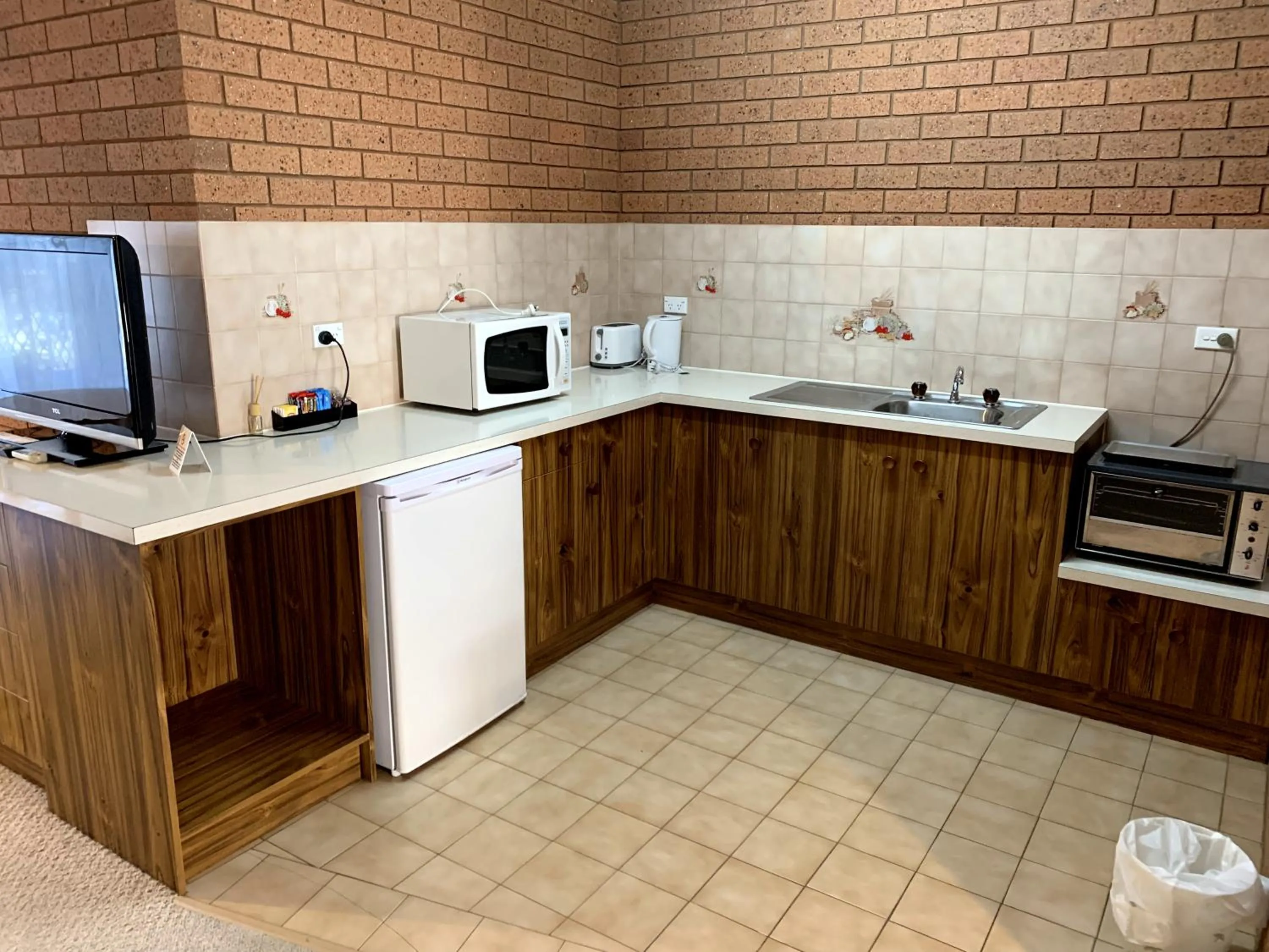 Kitchen or kitchenette in Kingswood Motel