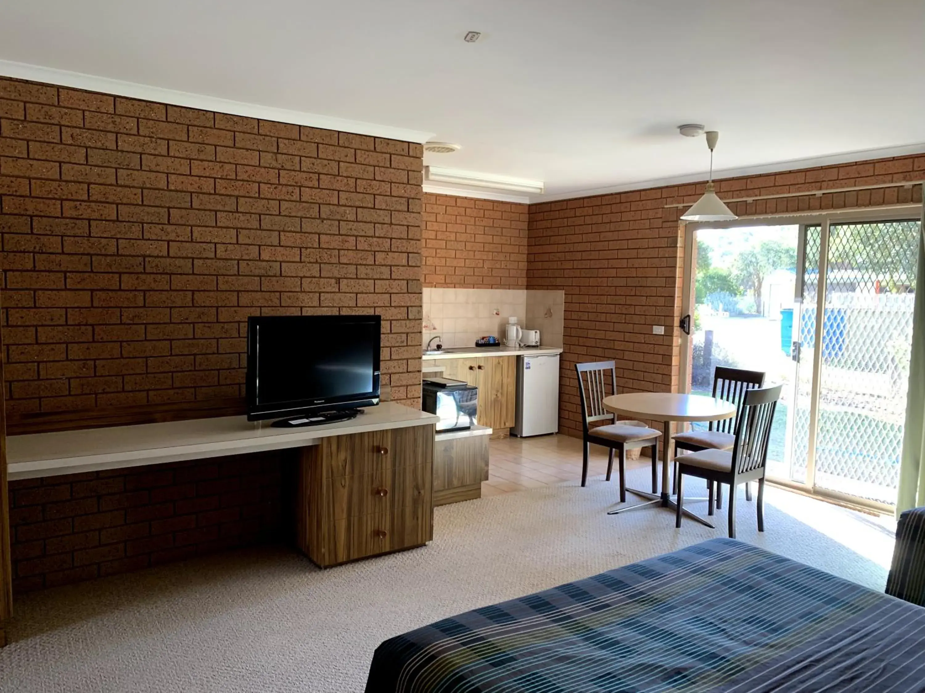 Triple Room - Disability Access in Kingswood Motel Triple Room - Disability Access in Kingswood Motel