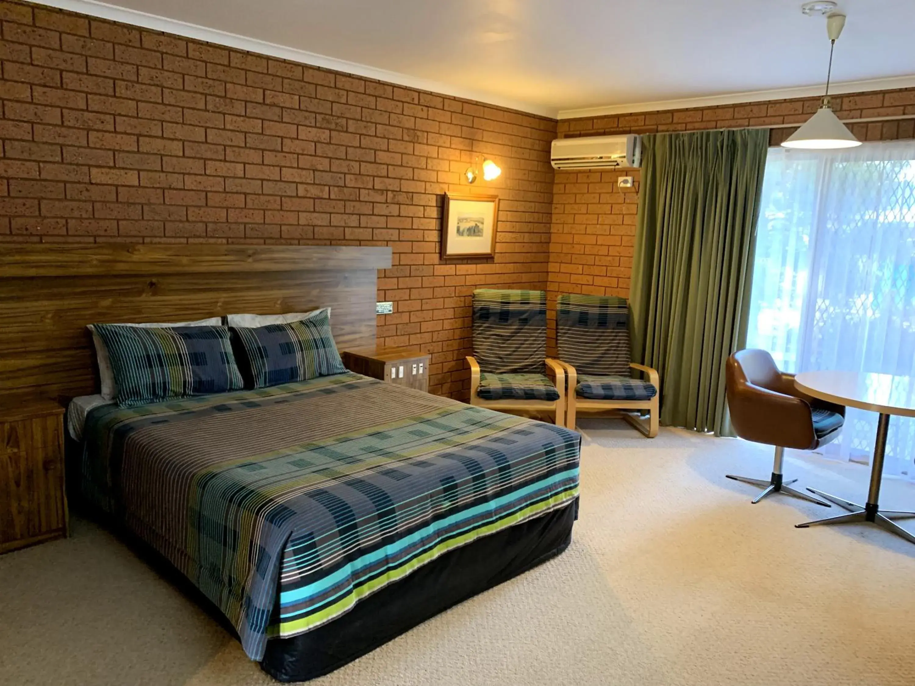 Deluxe Double Room - single occupancy in Kingswood Motel Deluxe Double Room - single occupancy in Kingswood Motel