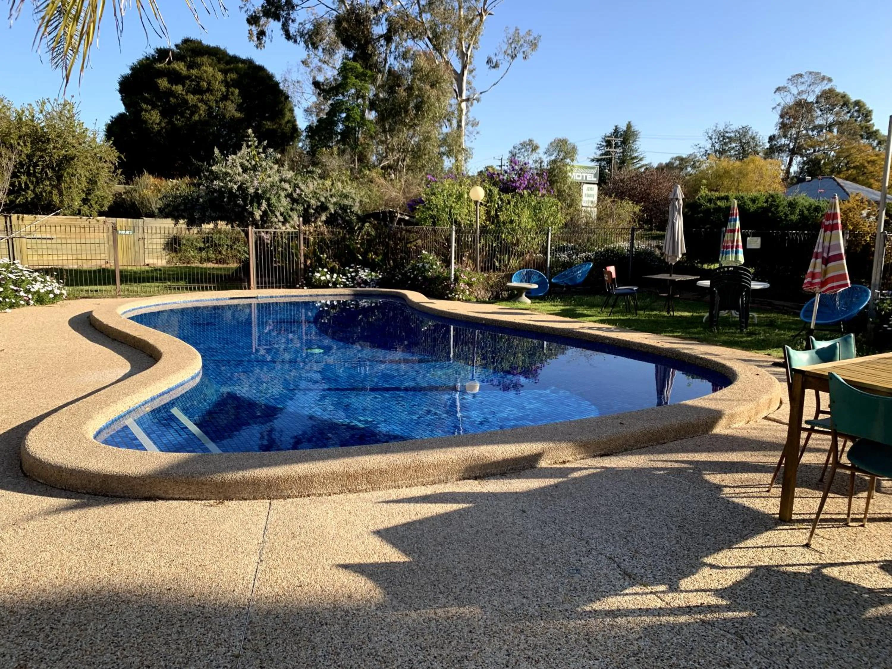 Swimming pool in Kingswood Motel