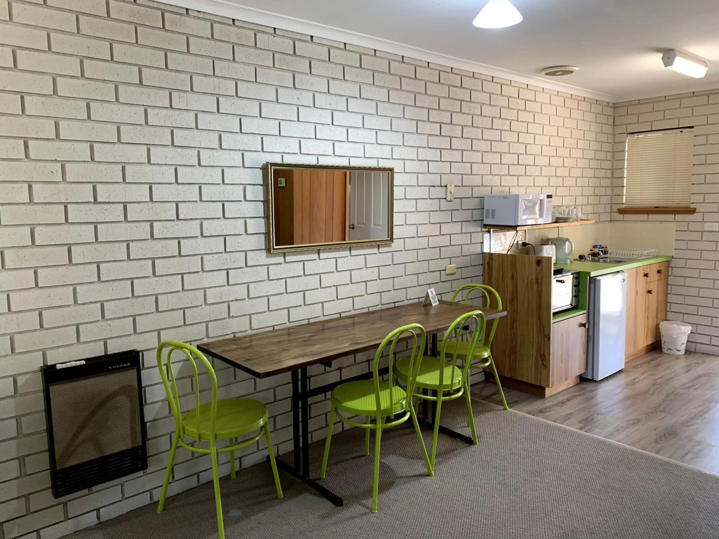 Kitchen or kitchenette in Kingswood Motel