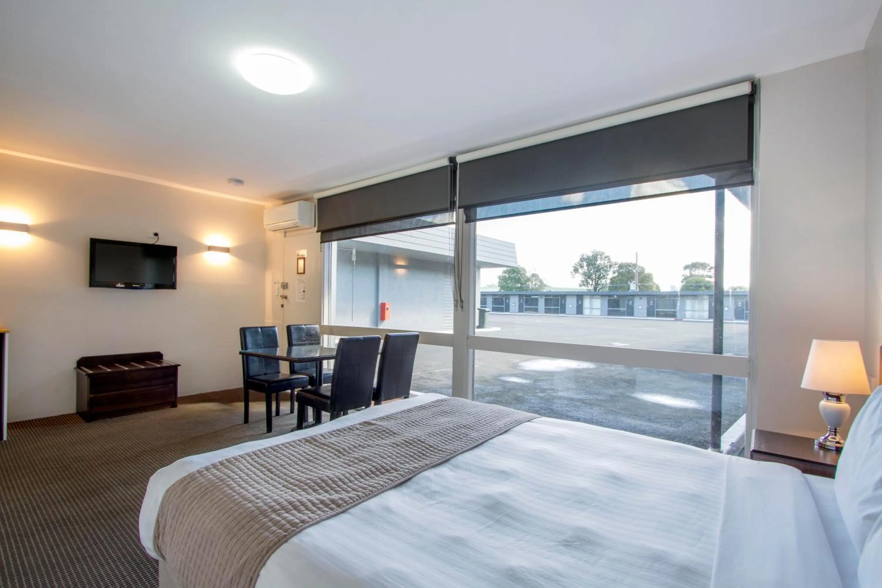 Bed in Sunshine Motor Inn