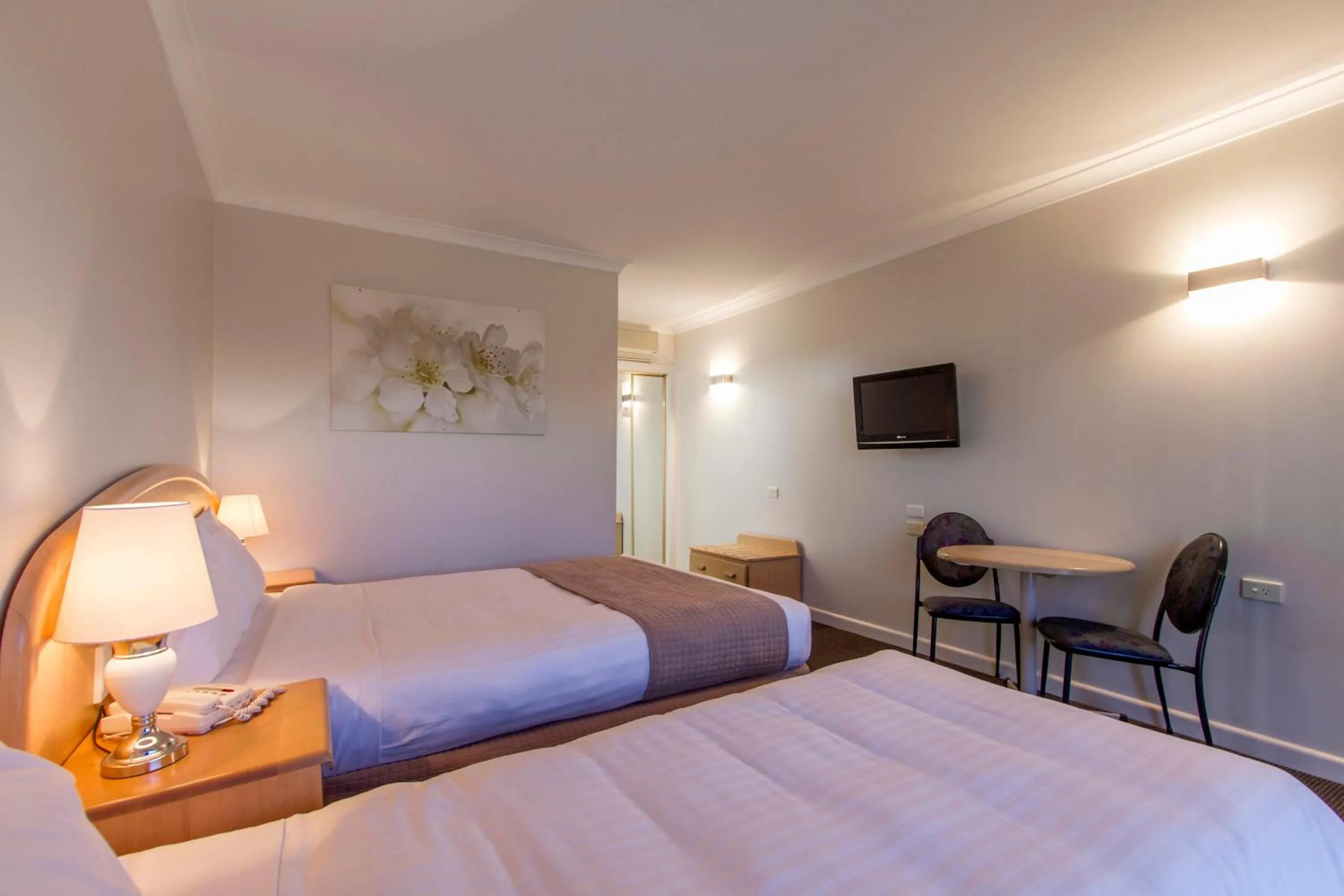 Bed in Sunshine Motor Inn