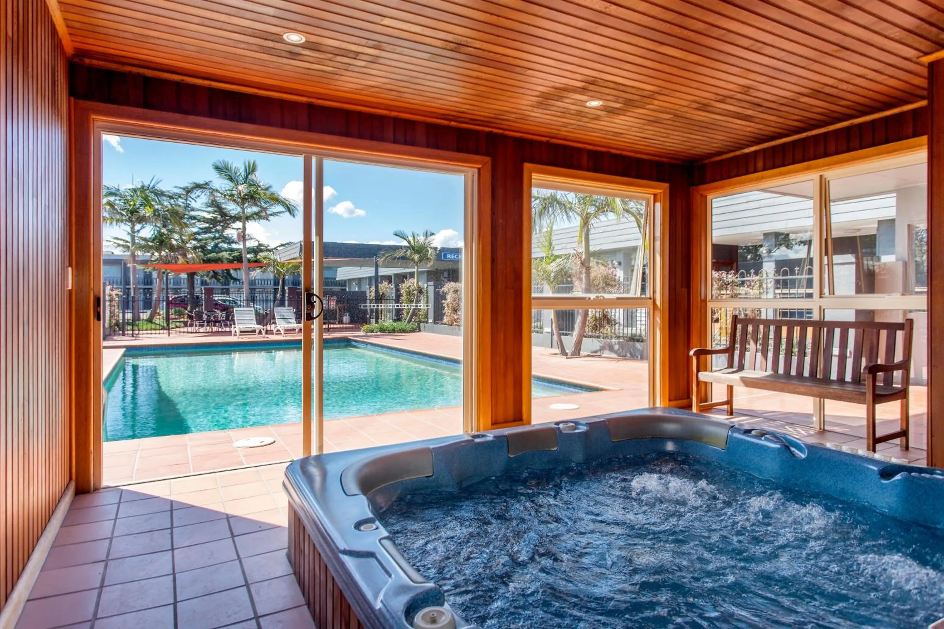 Swimming pool in Sunshine Motor Inn