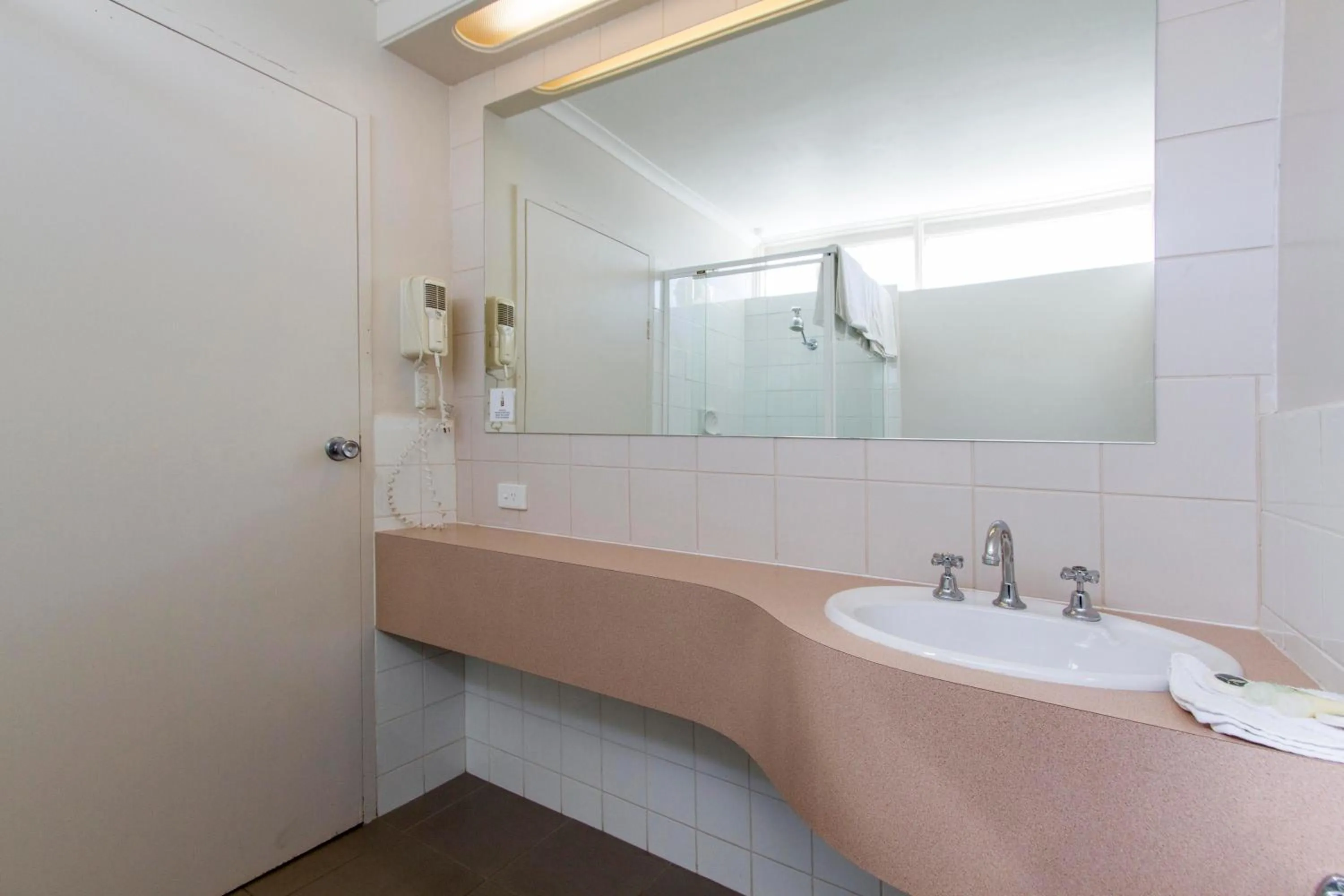 Bathroom in Sunshine Motor Inn