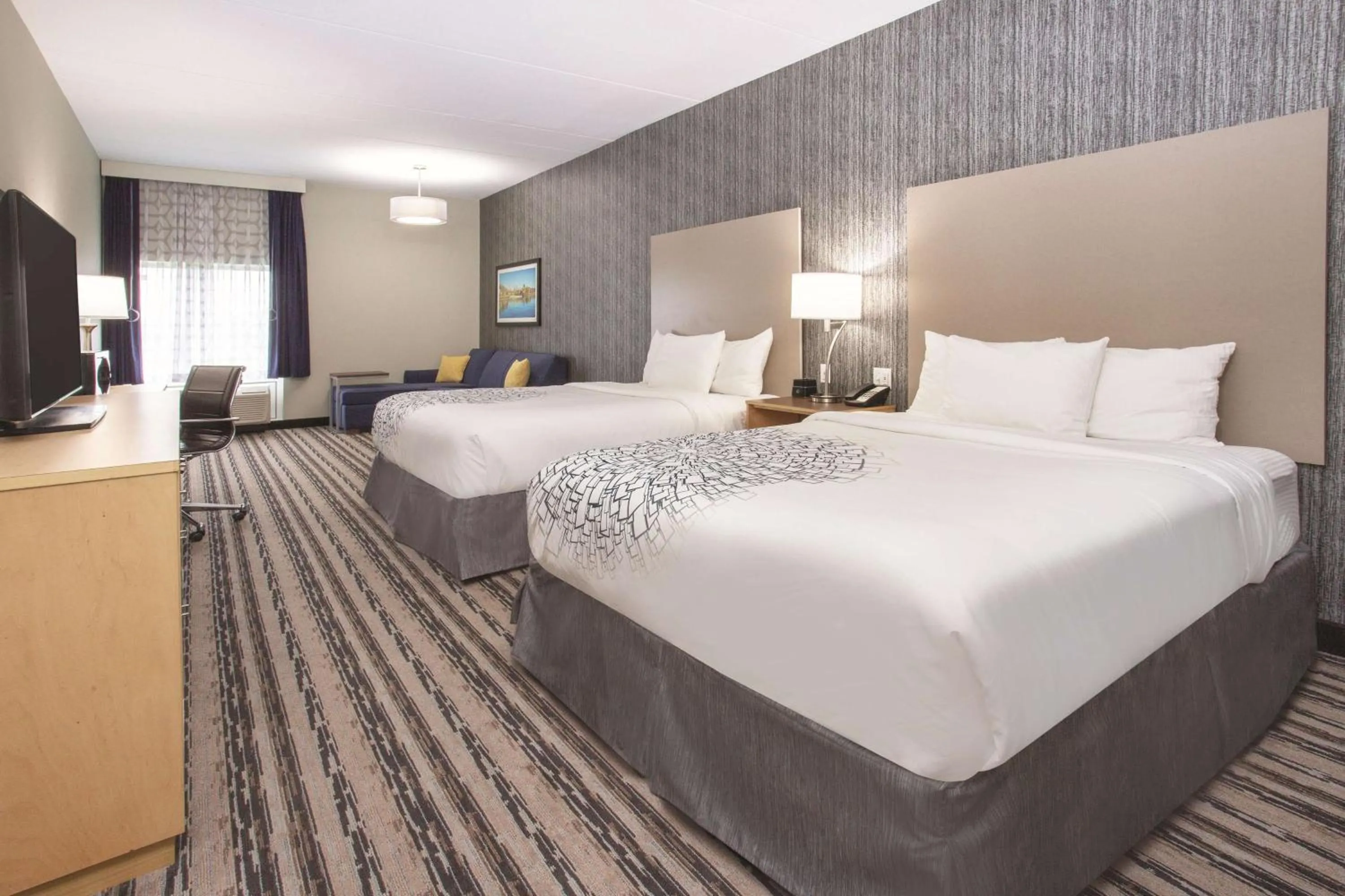 Photo of the whole room, Bed in La Quinta by Wyndham Buffalo Amherst