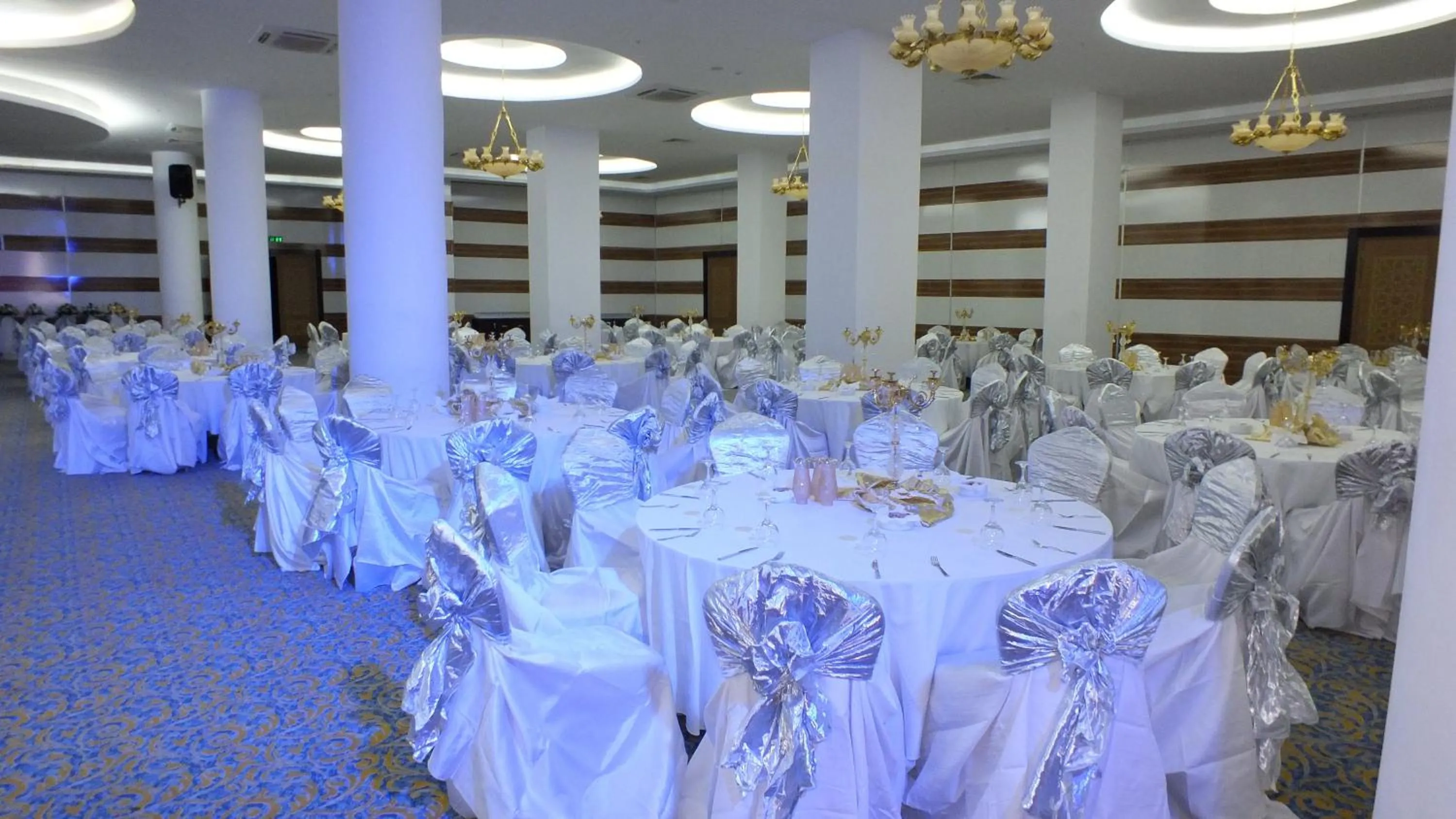 Restaurant/places to eat in Demosan Hotel