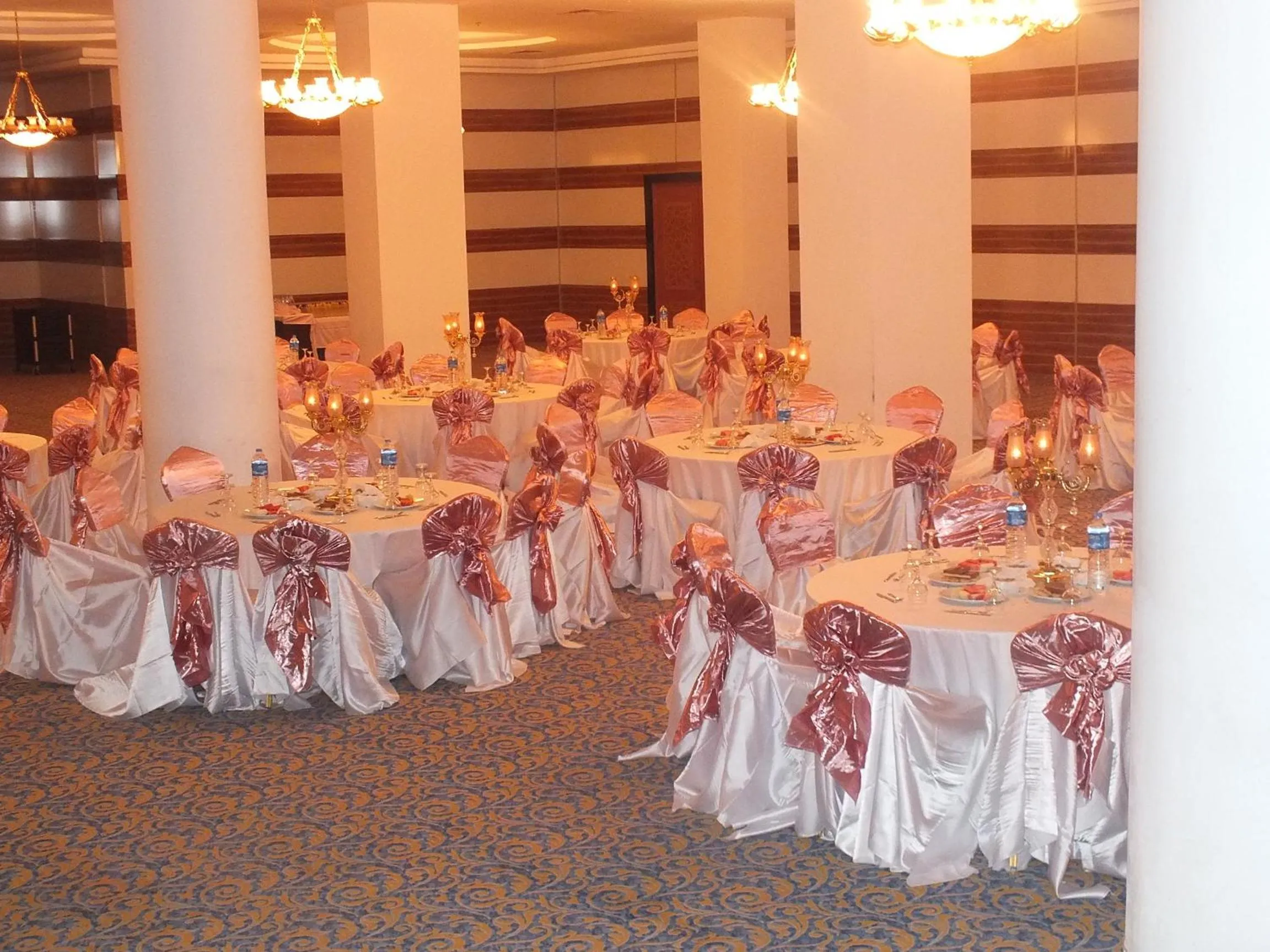 Restaurant/places to eat in Demosan Hotel