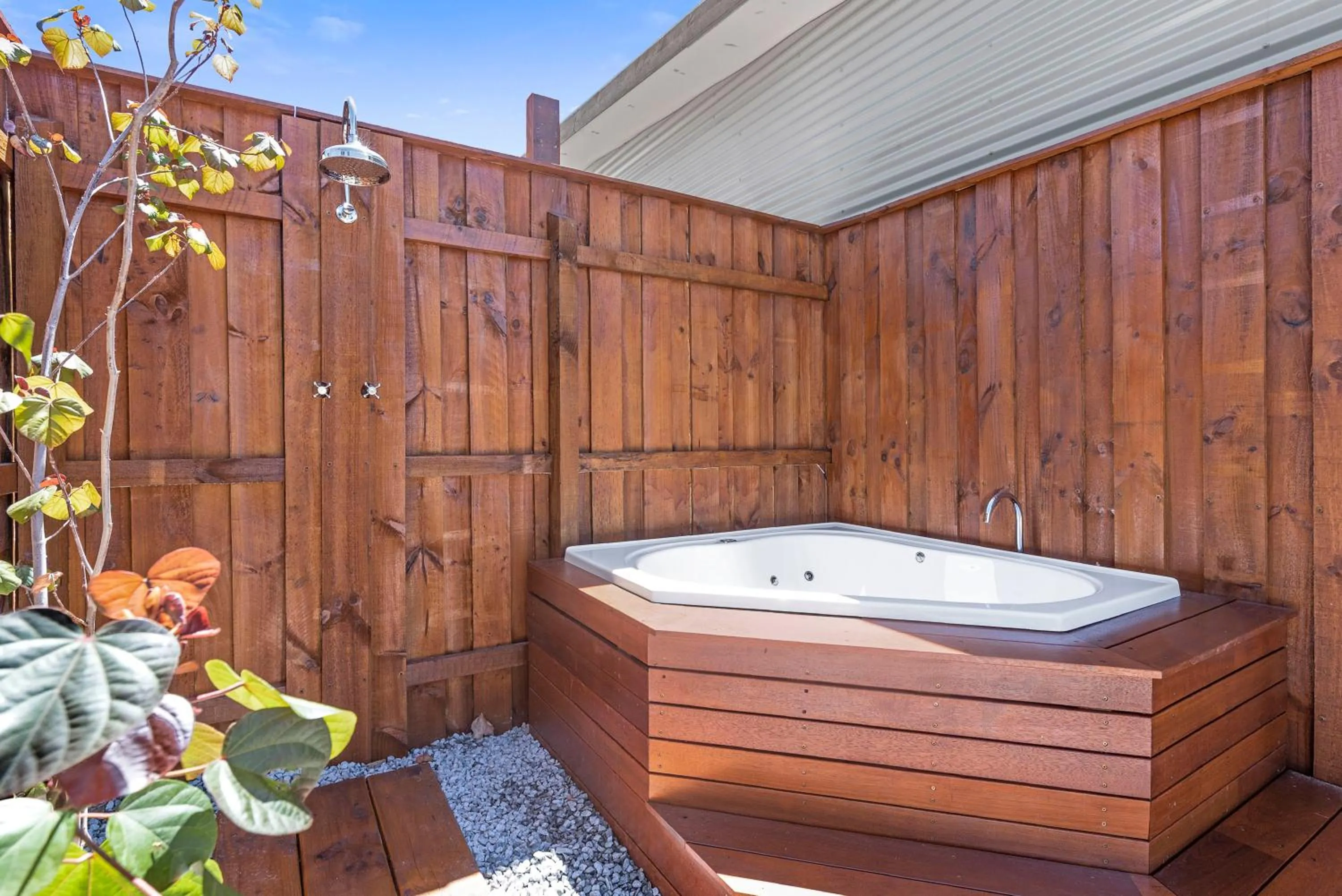Hot Tub in The Swan Valley Retreat