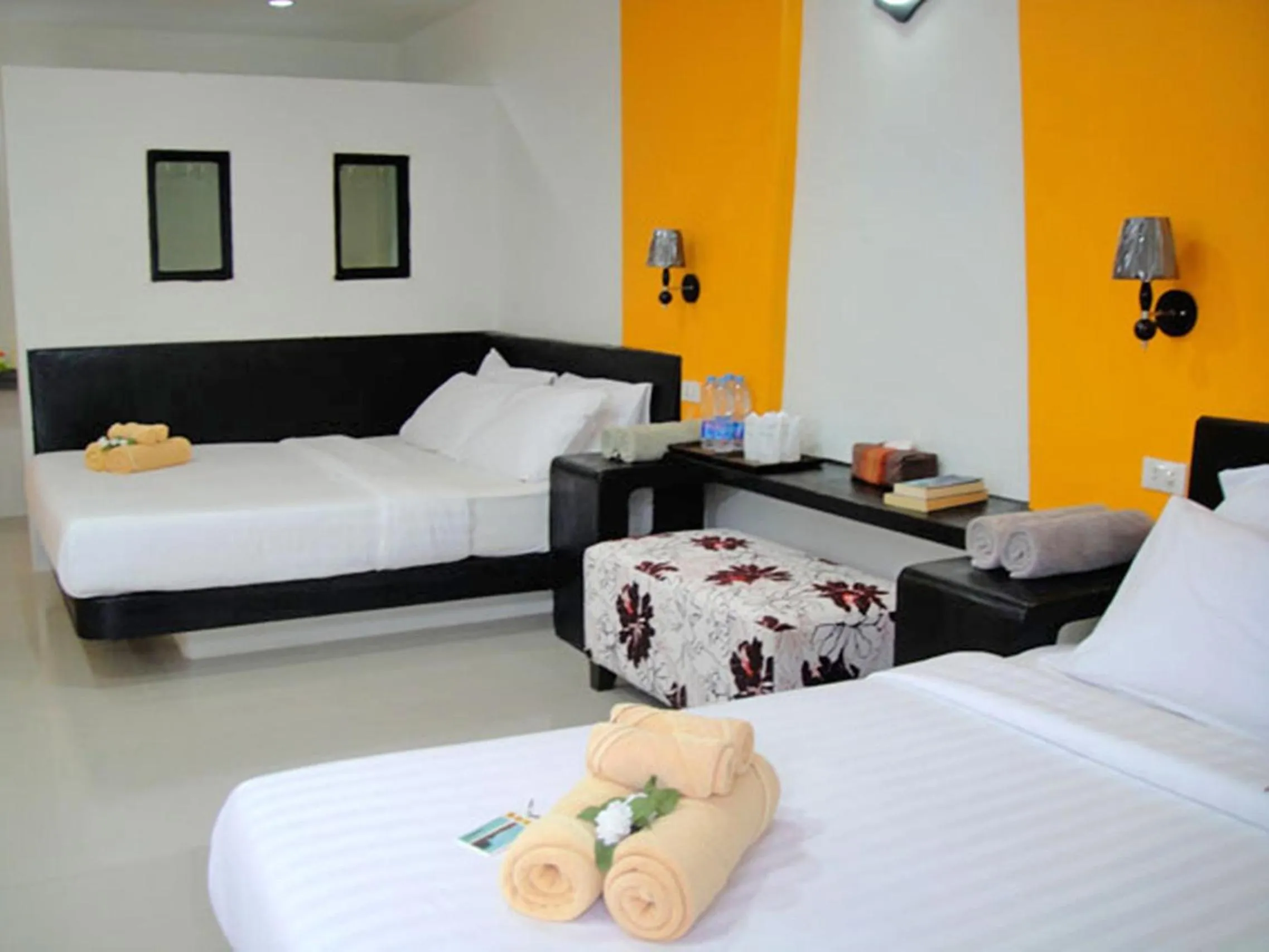 Photo of the whole room, Bed in Harmony Bed & Bakery