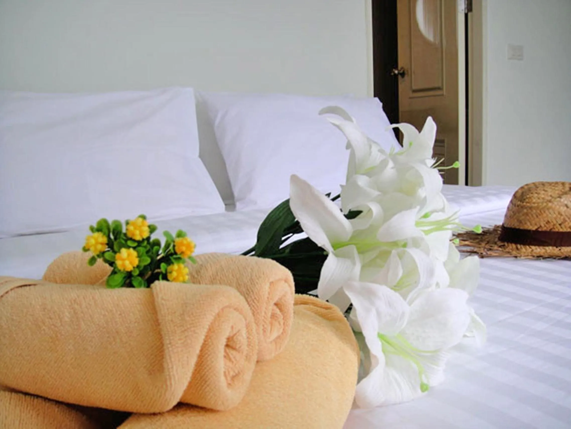 Photo of the whole room, Bed in Harmony Bed & Bakery