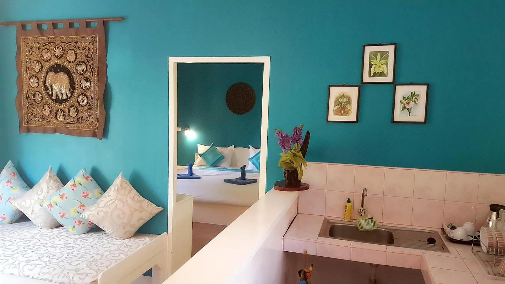 Seating area, Bed in Loma Resort