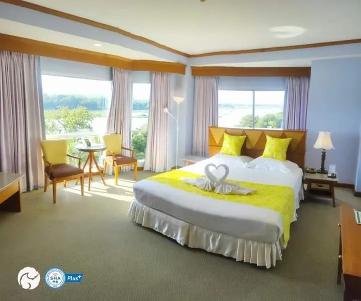 Photo of the whole room, Bed in Viang Tak Riverside Hotel