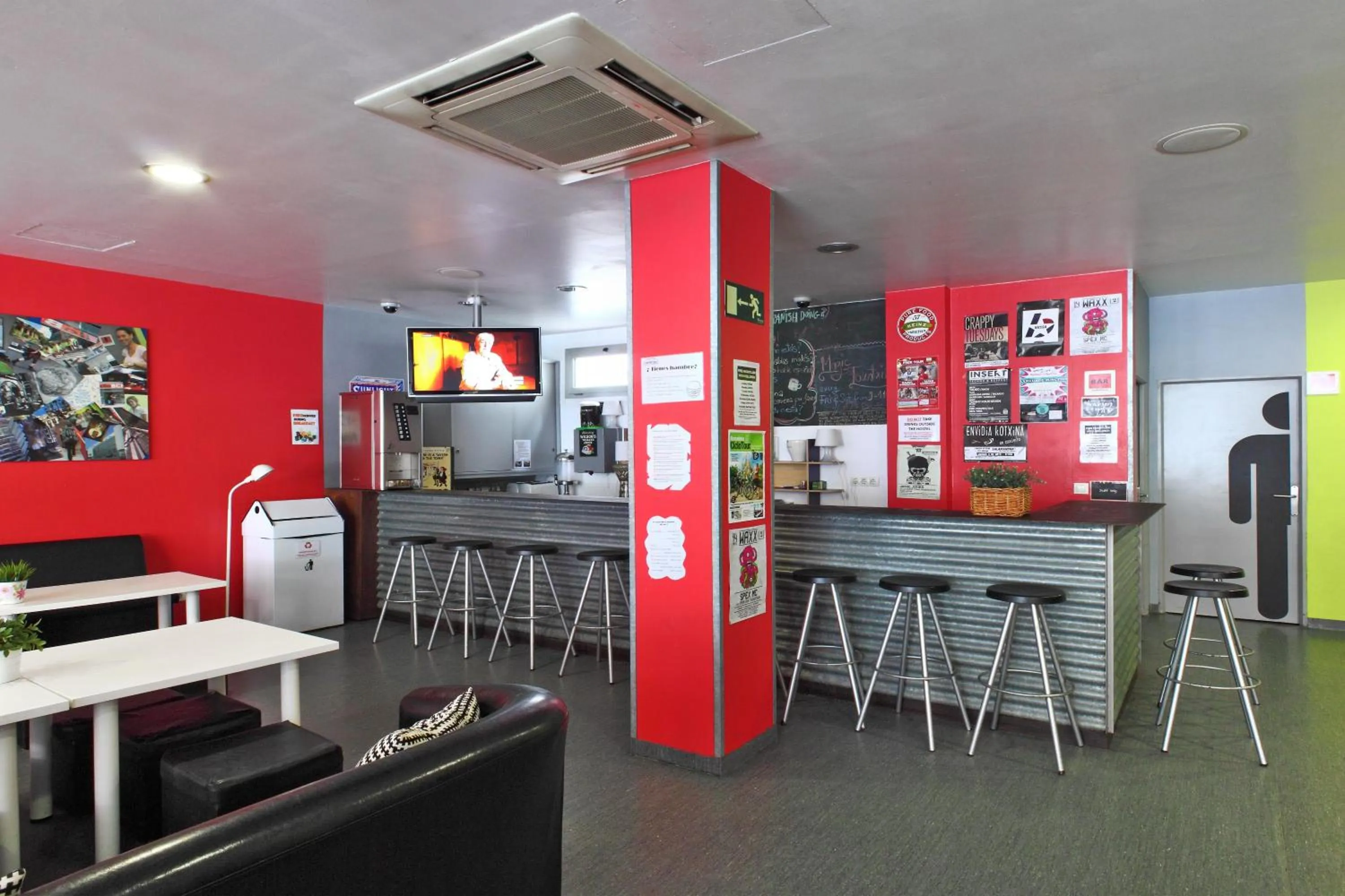 Lounge or bar in HelloBCN Youth Hostel Barcelona