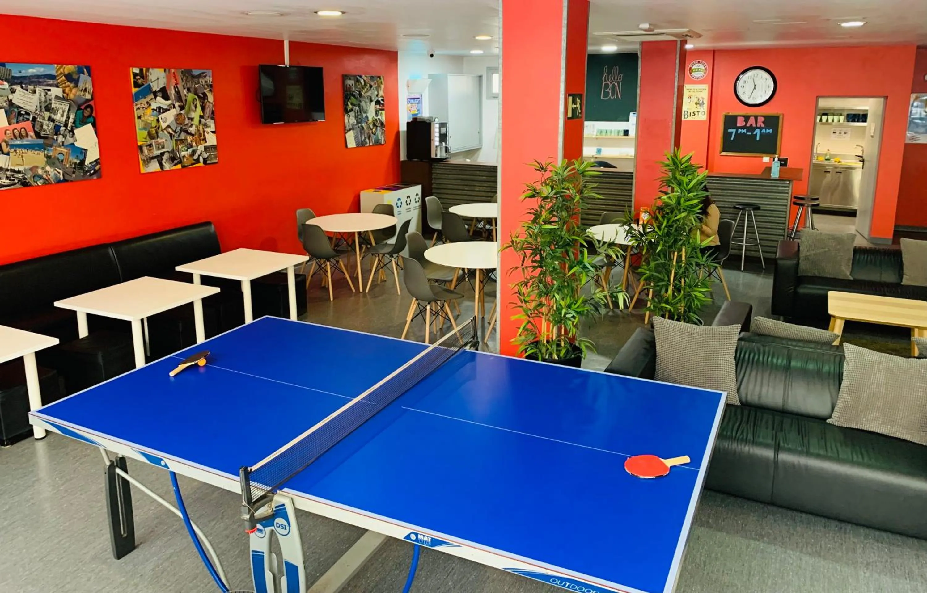 Communal lounge/ TV room in HelloBCN Youth Hostel Barcelona