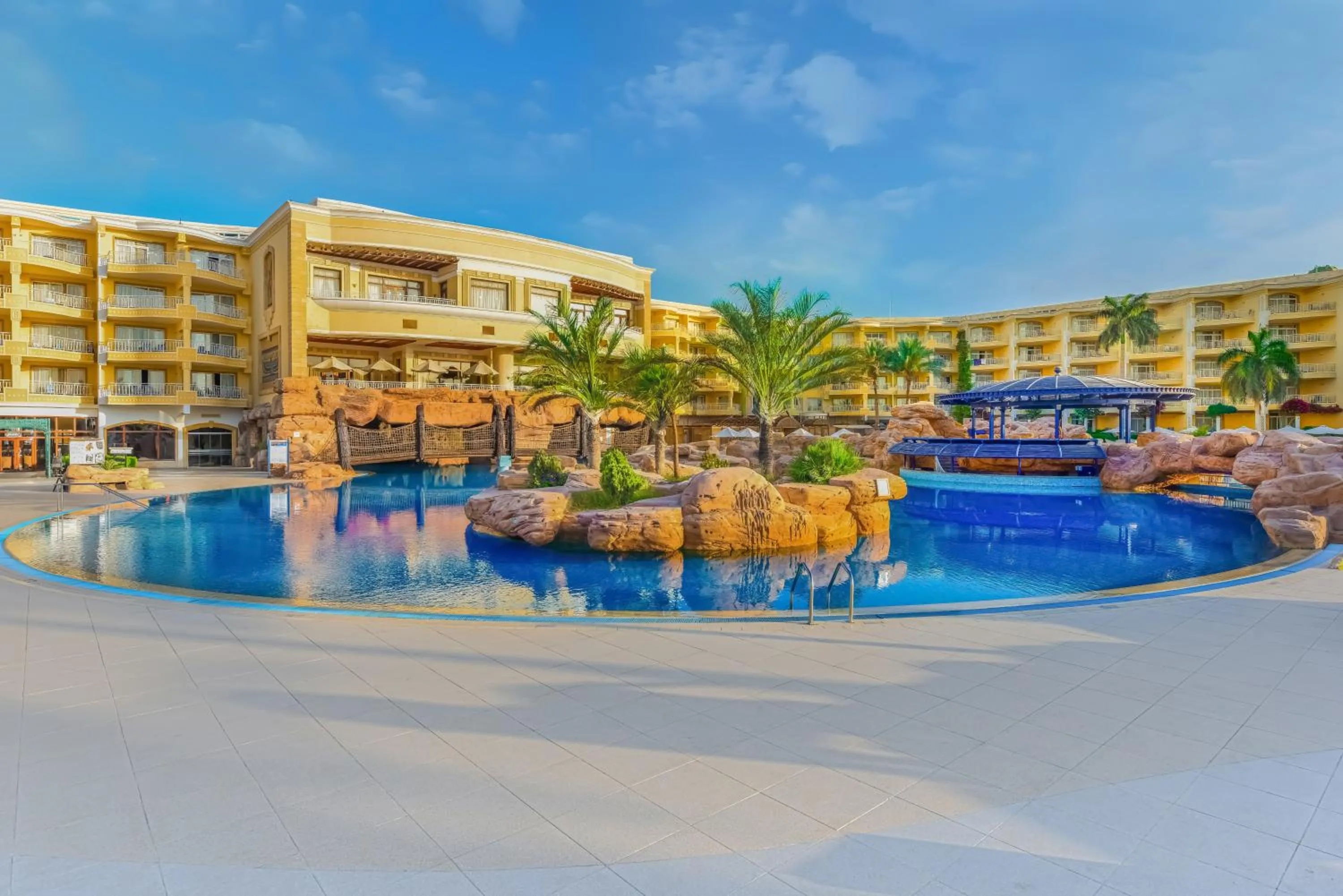 Swimming pool in Palm Royale Resort - Soma Bay