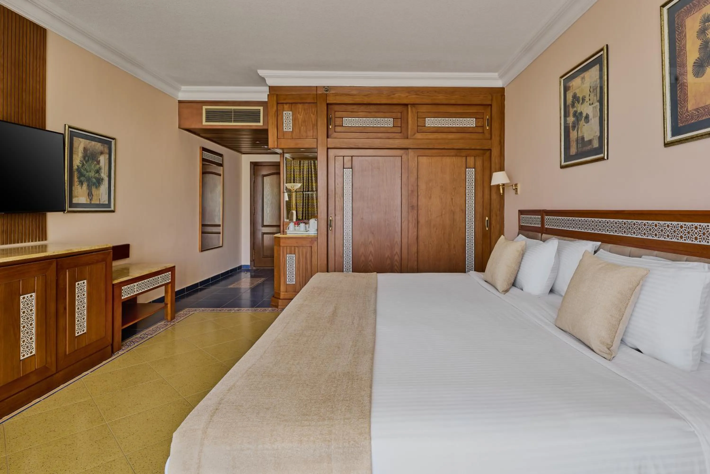 Bed in Palm Royale Resort - Soma Bay