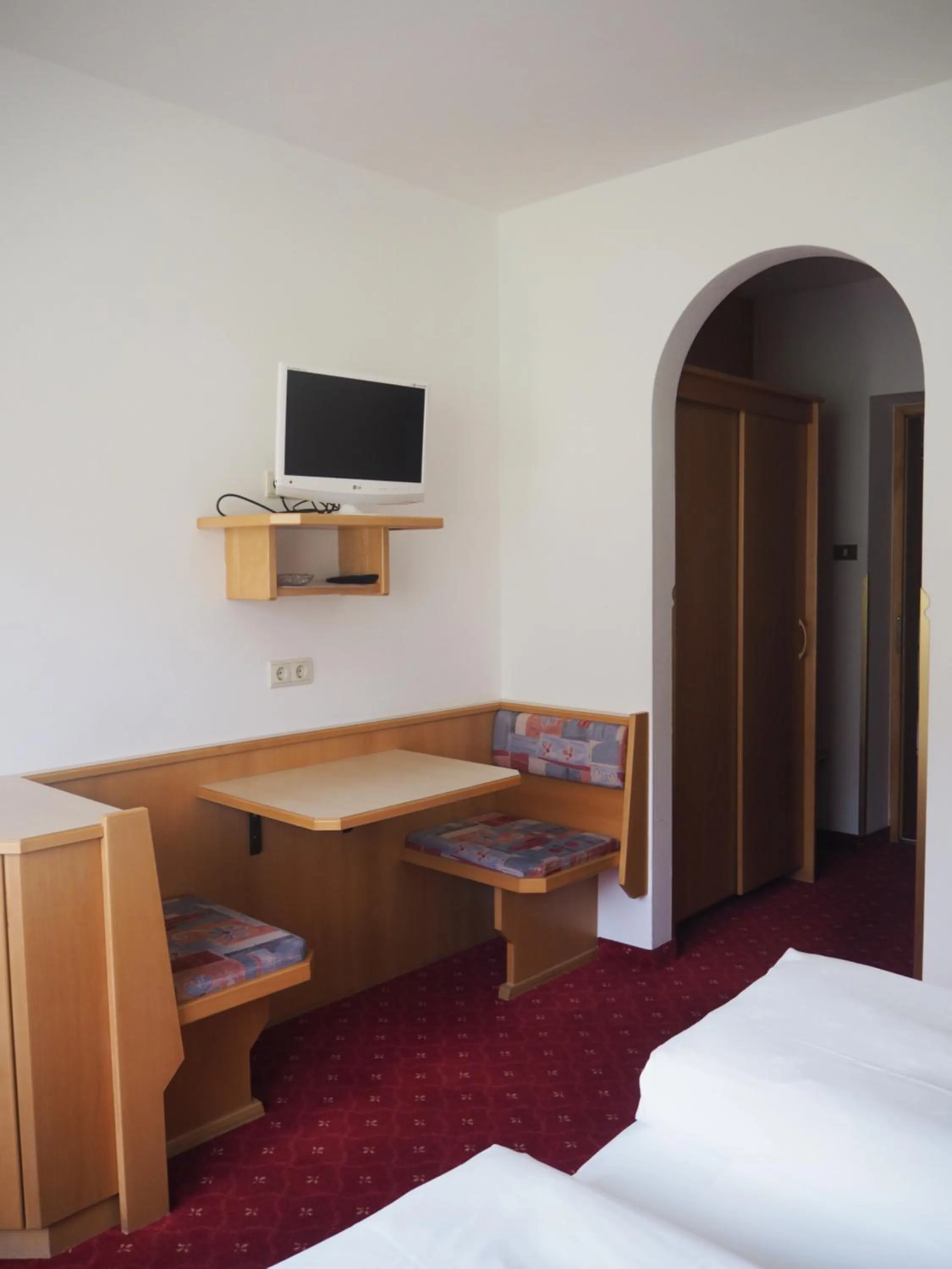 Seating area, Bed in Garni Volgger