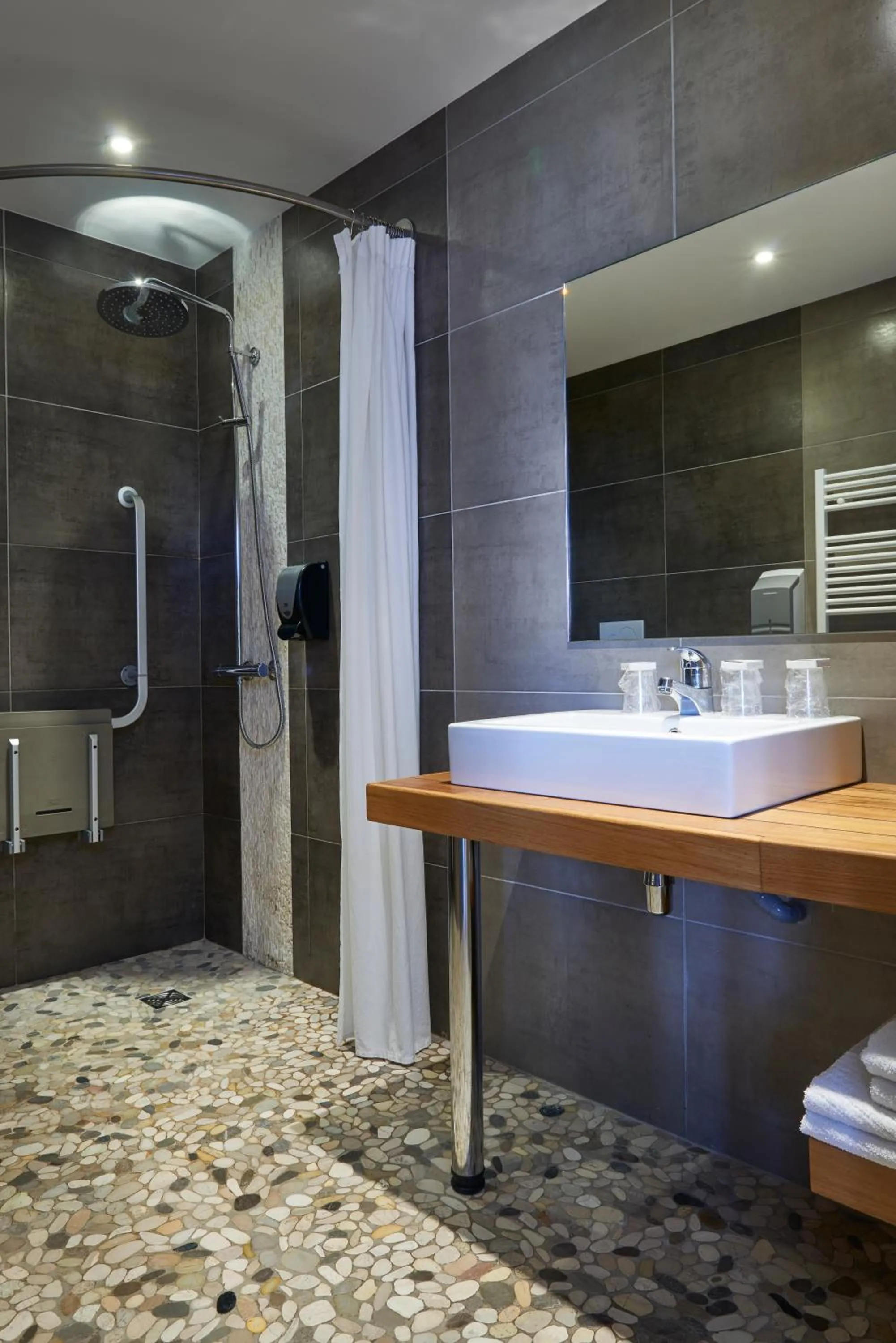 Bathroom in Cozy Hôtel Logis Morlaix