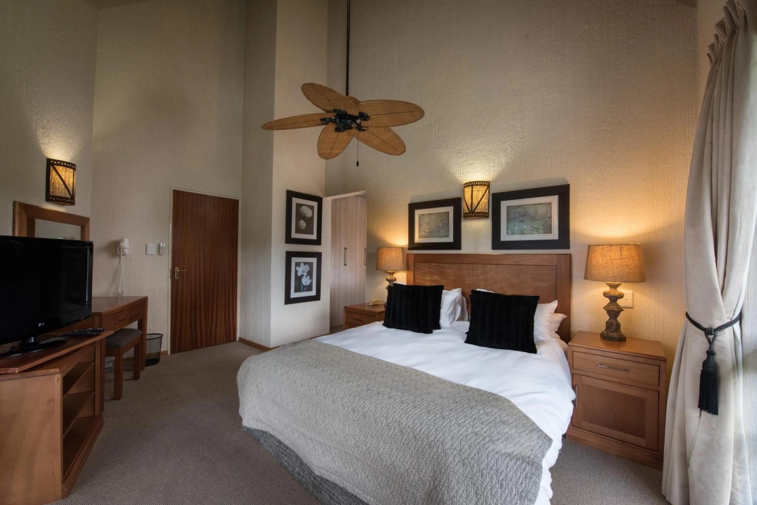 Photo of the whole room, Bed in Kruger Park Lodge Unit No. 277