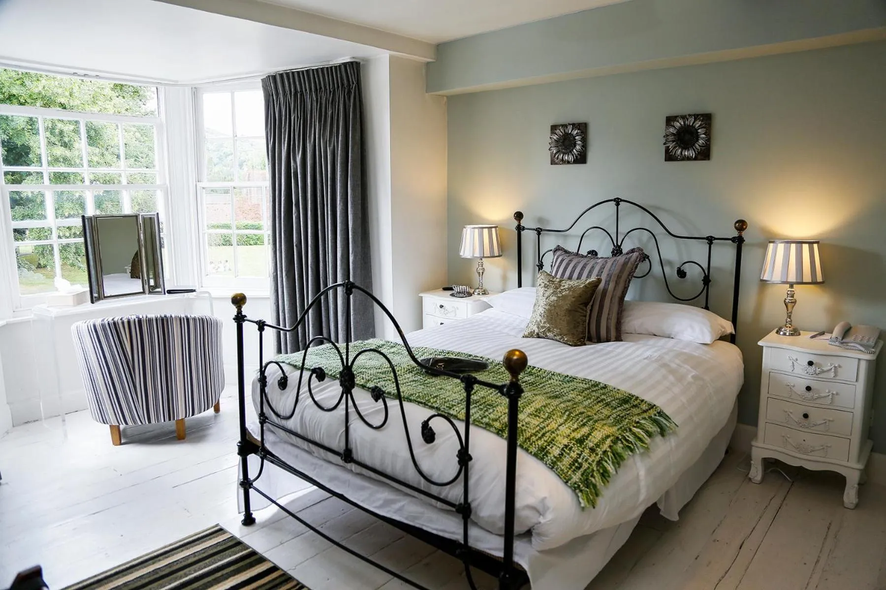 Photo of the whole room, Bed in The Miller of Mansfield