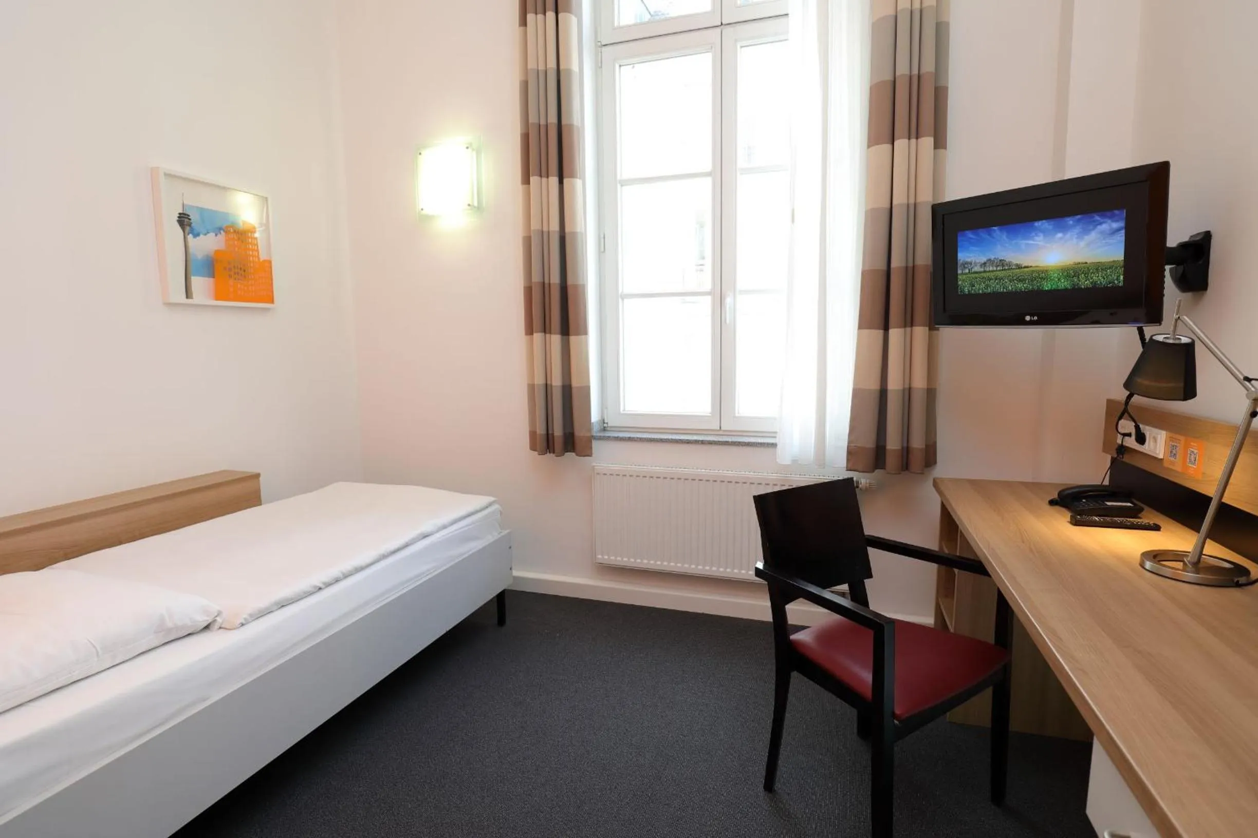 Bedroom, Bed in Townhouse Düsseldorf