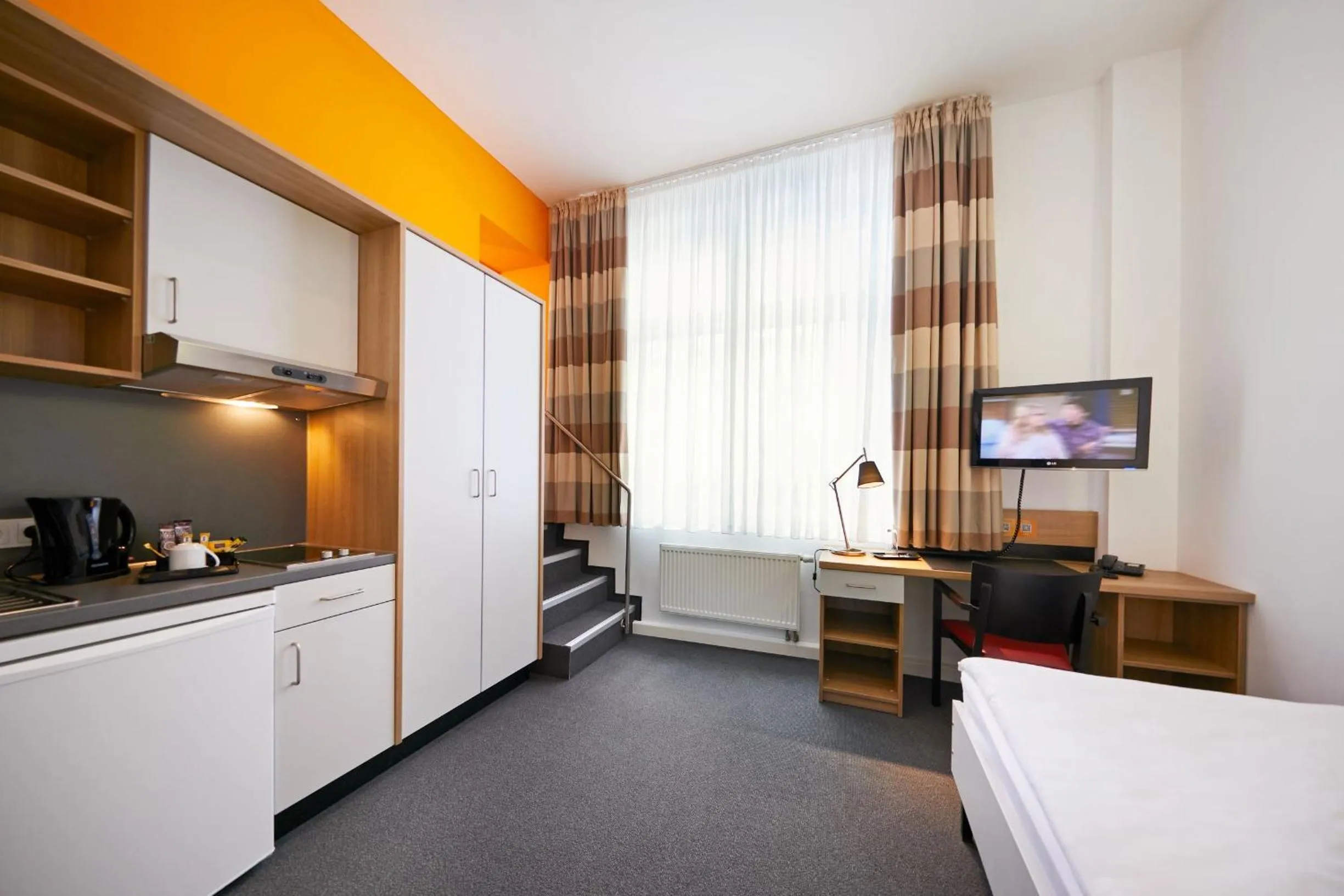 Bedroom, Bed in Townhouse Düsseldorf