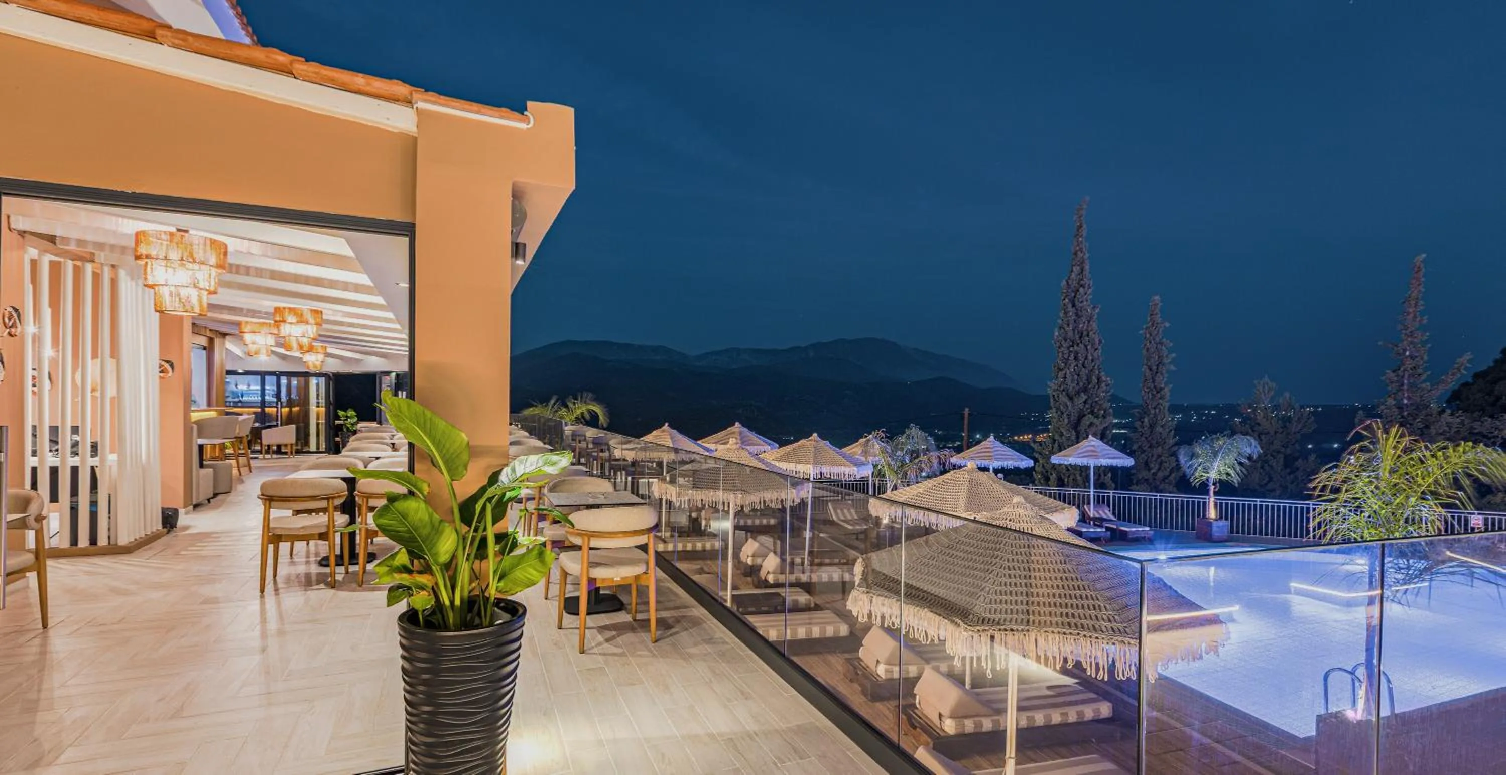 Restaurant/places to eat in The "L" Suites & Apartments