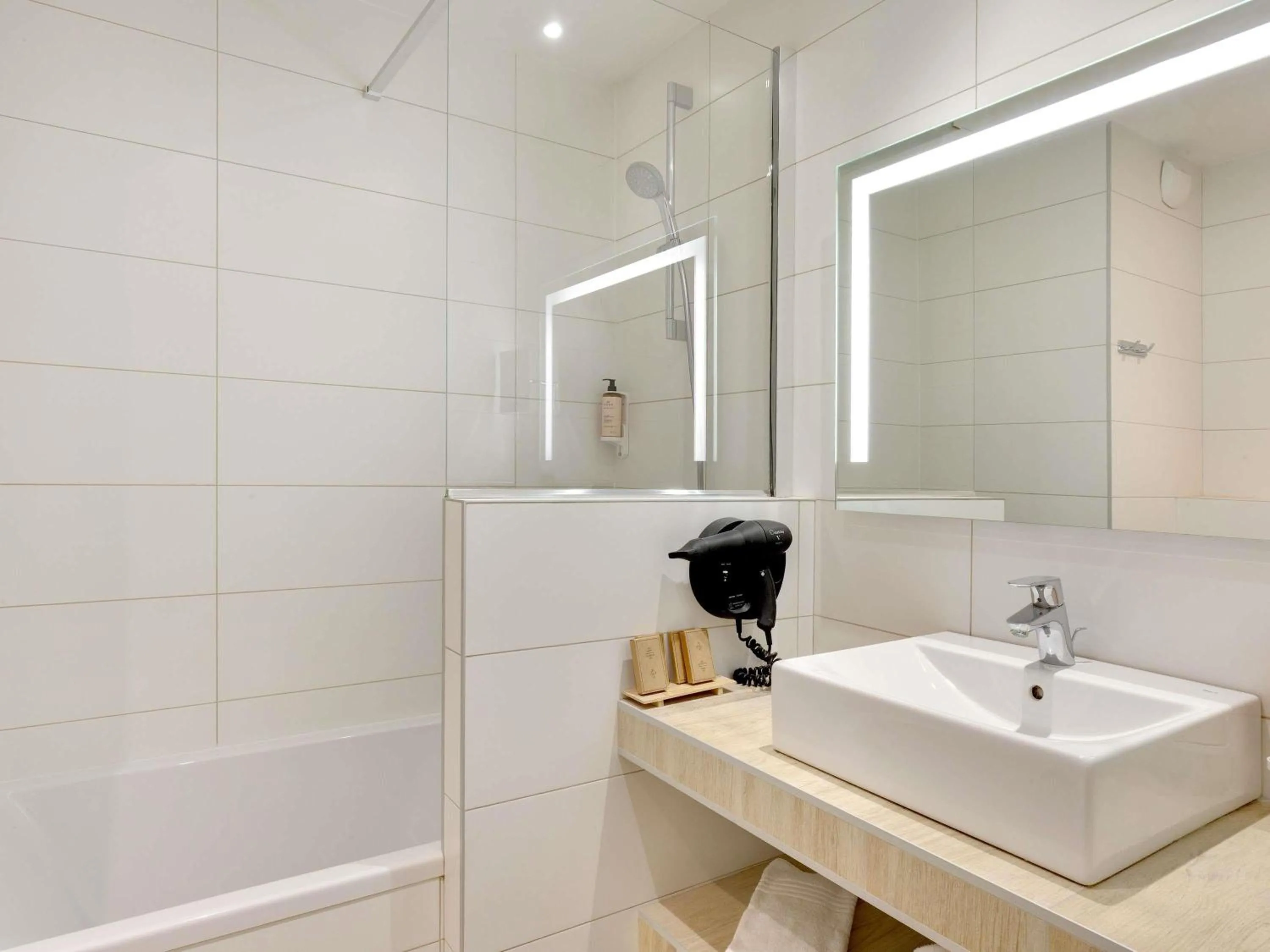 Bedroom in Mercure Montpellier Centre Comédie