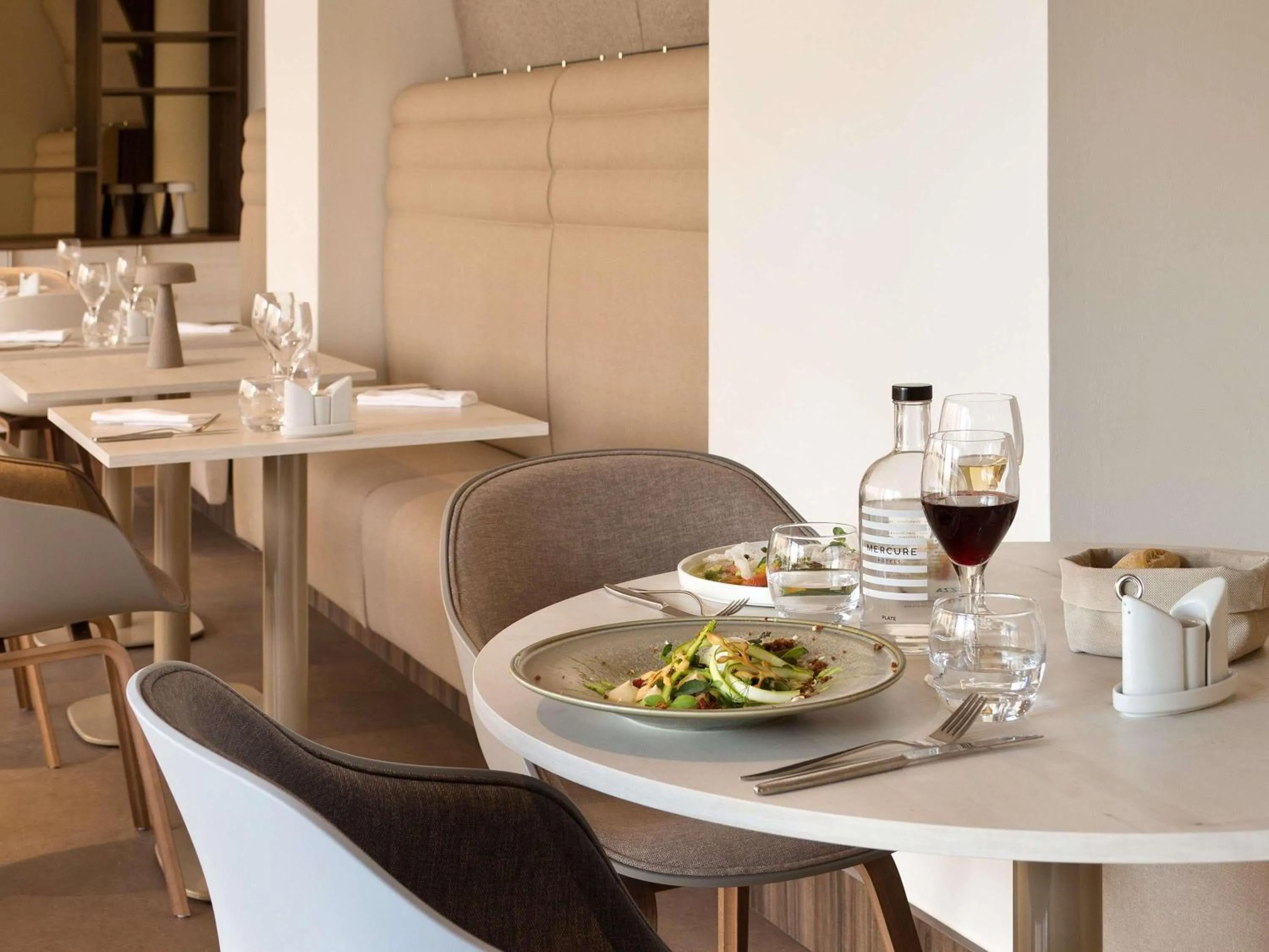 Restaurant/places to eat in Mercure Montpellier Centre Comédie