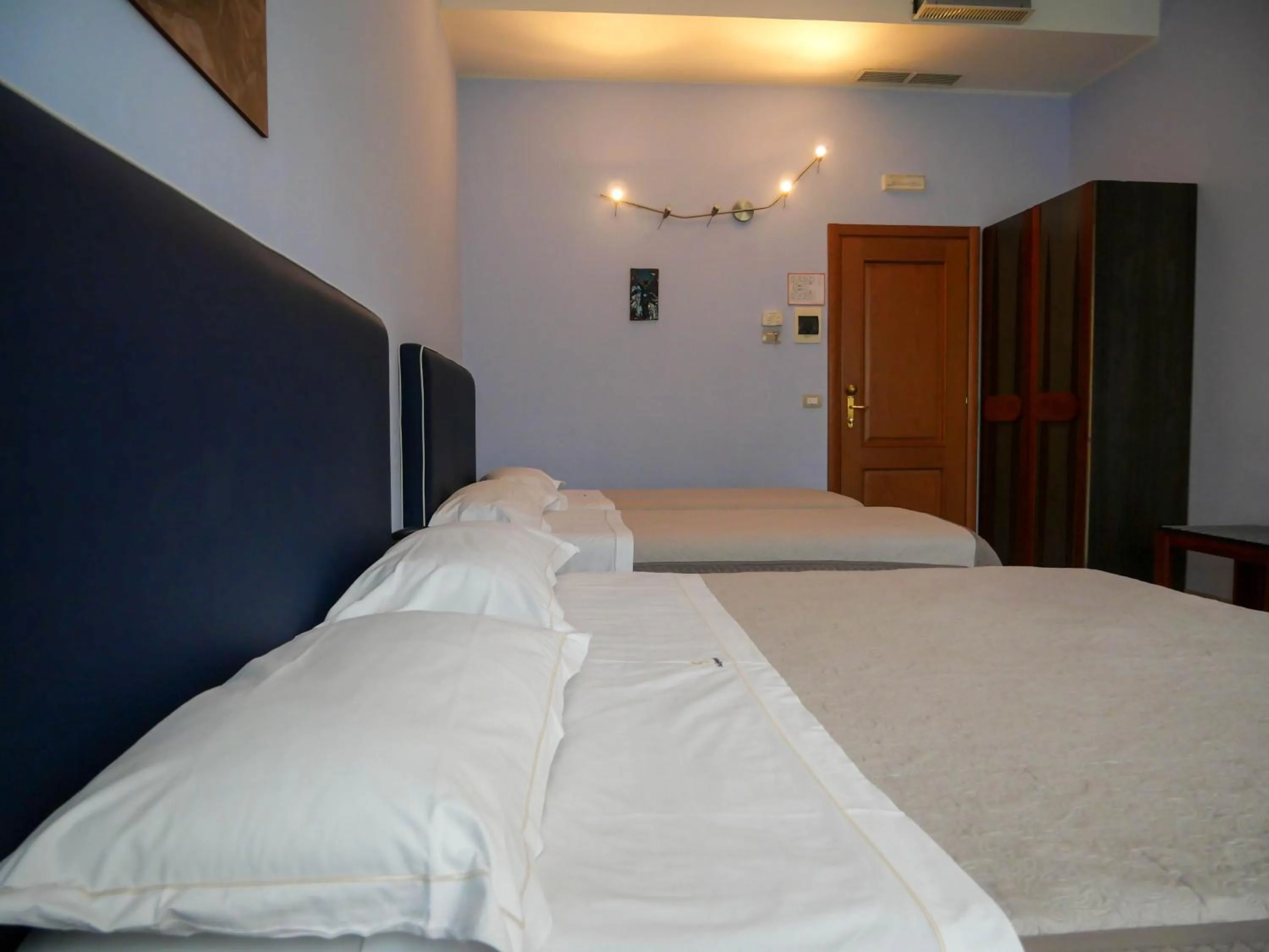 Photo of the whole room, Bed in Saint Joseph