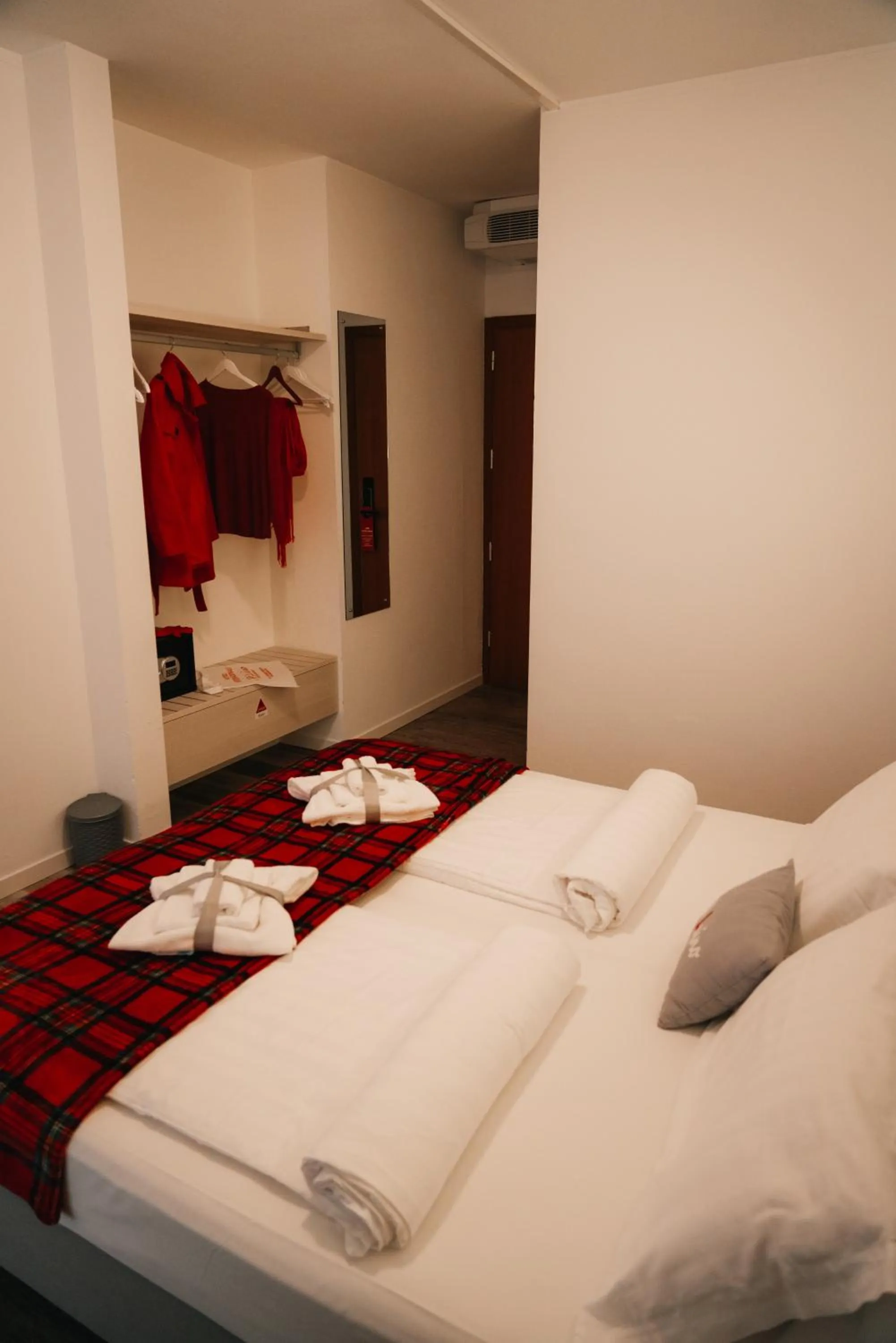 Photo of the whole room, Bed in Hotel Internazionale Luino