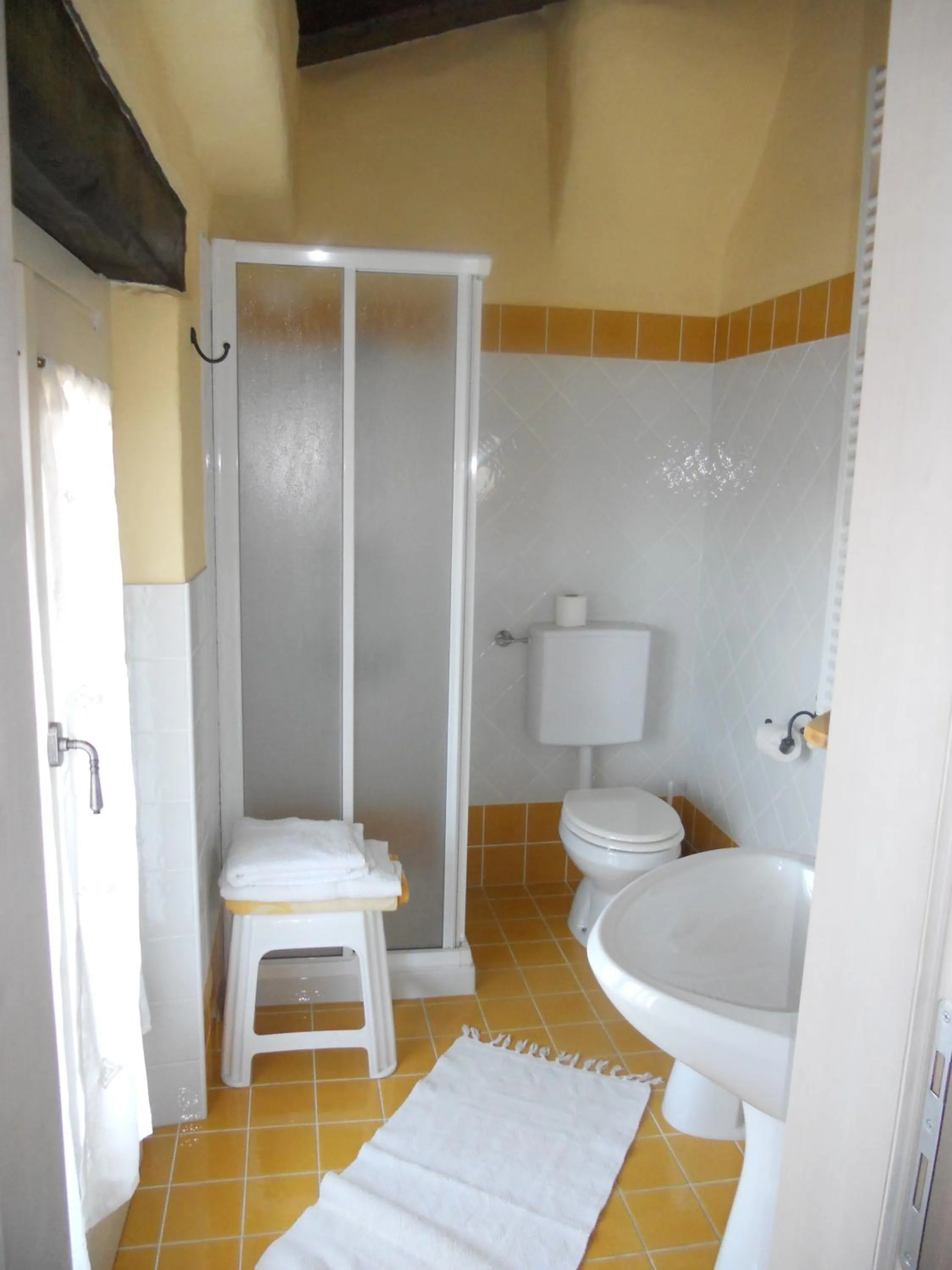 Bathroom in Albergo Julienne
