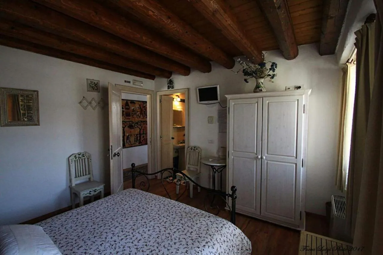Photo of the whole room, Bed in Albergo Julienne